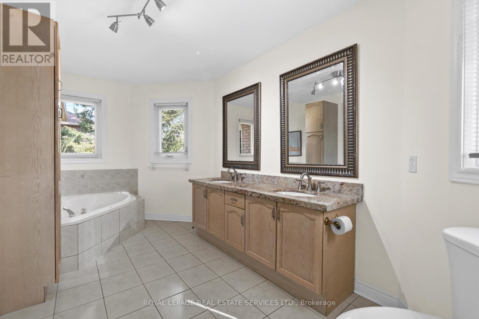 












1074 BRADBURY CHASE

,
Mississauga,




Ontario
L5V1J7

