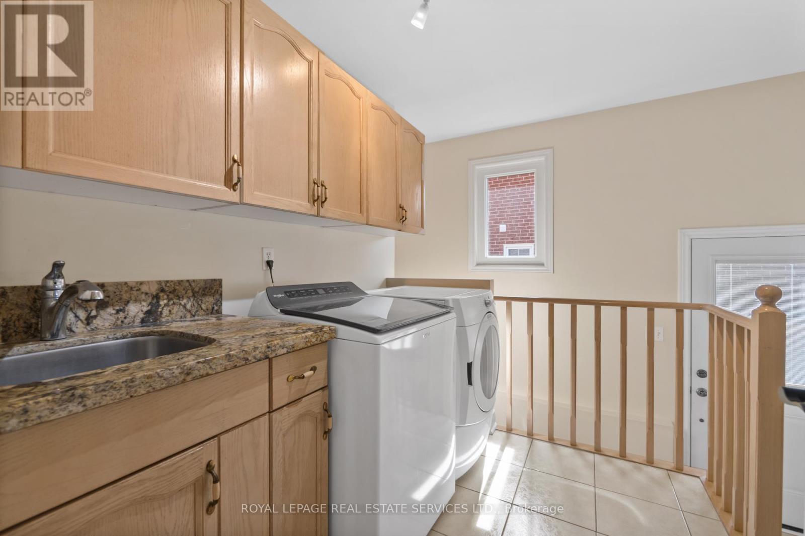 












1074 BRADBURY CHASE

,
Mississauga,




Ontario
L5V1J7

