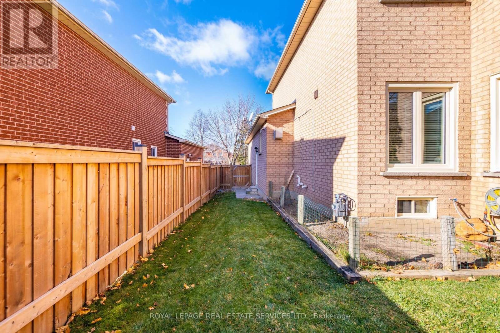












1074 BRADBURY CHASE

,
Mississauga,




Ontario
L5V1J7


