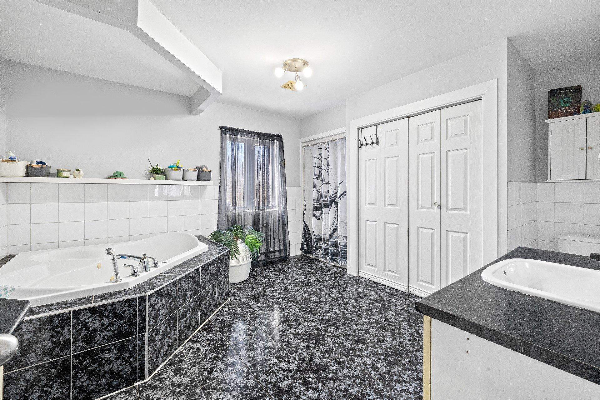 









2372


Route 348

,
Rawdon,




QC
J0K1S0

