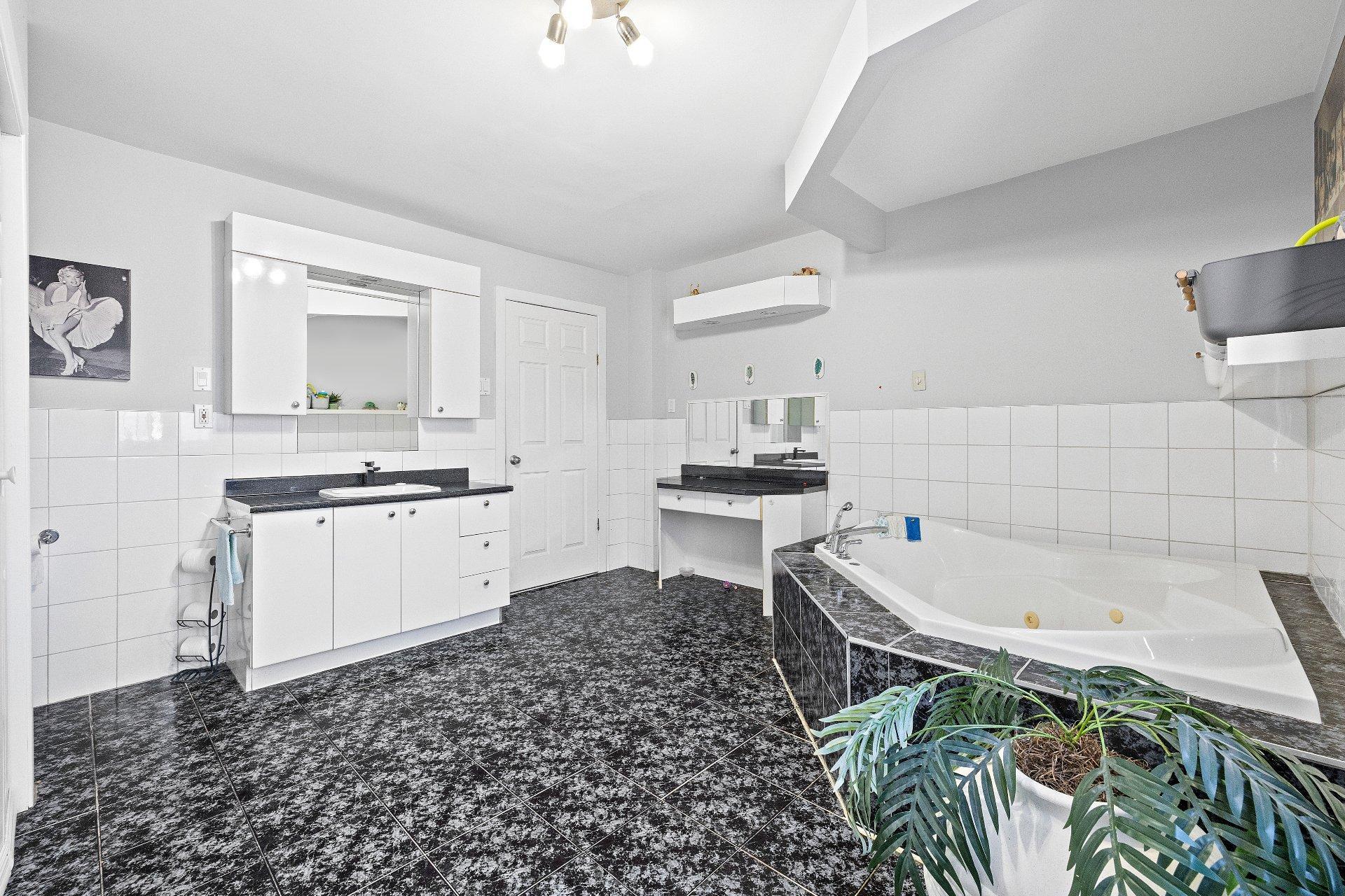 









2372


Route 348

,
Rawdon,




QC
J0K1S0

