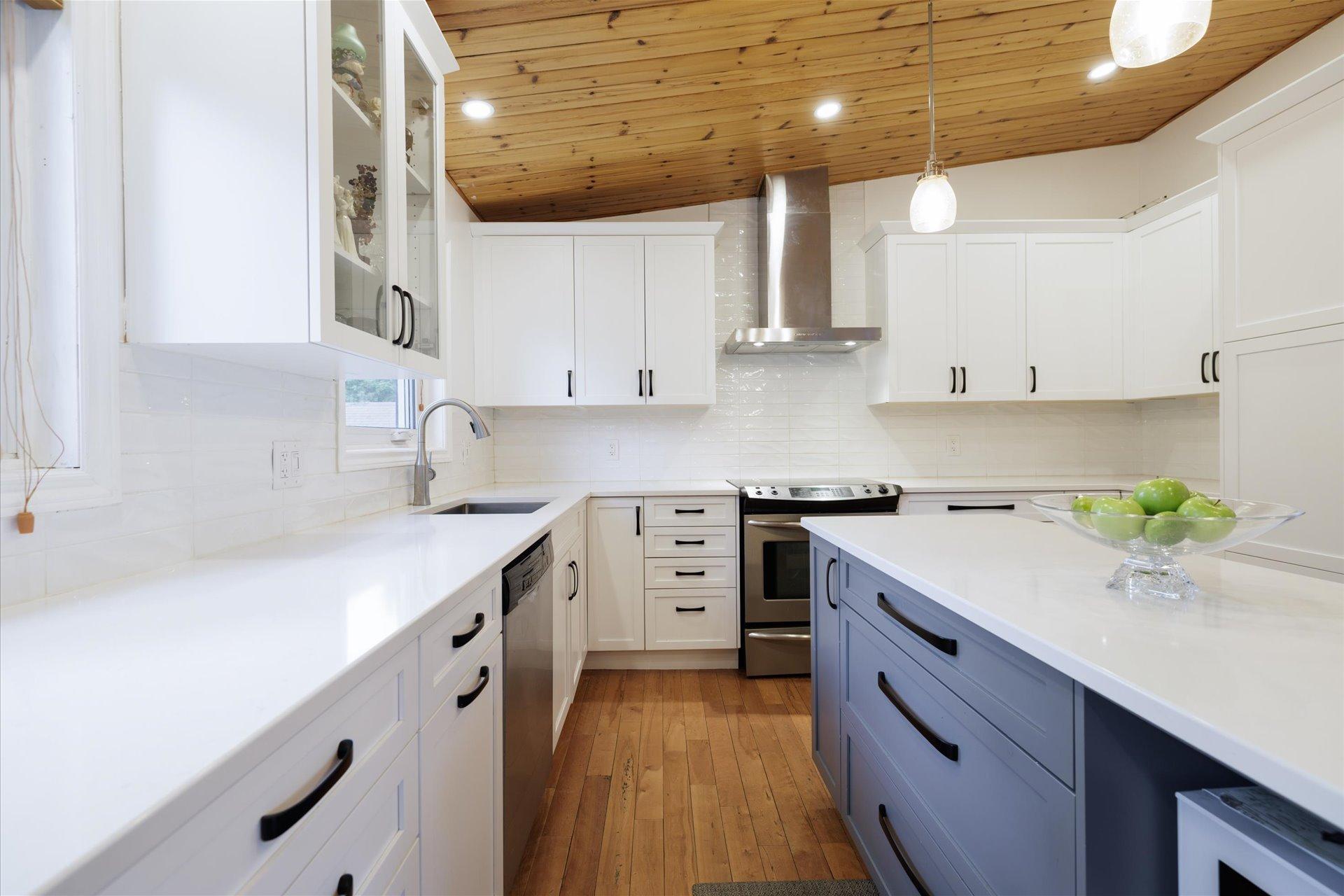 









104


Av. Victoria

,
Pointe-Claire,




QC
H9S4S7

