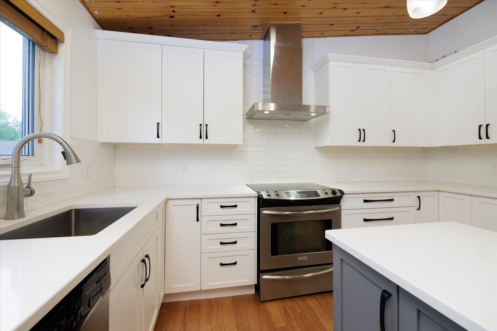 









104


Av. Victoria

,
Pointe-Claire,




QC
H9S4S7


