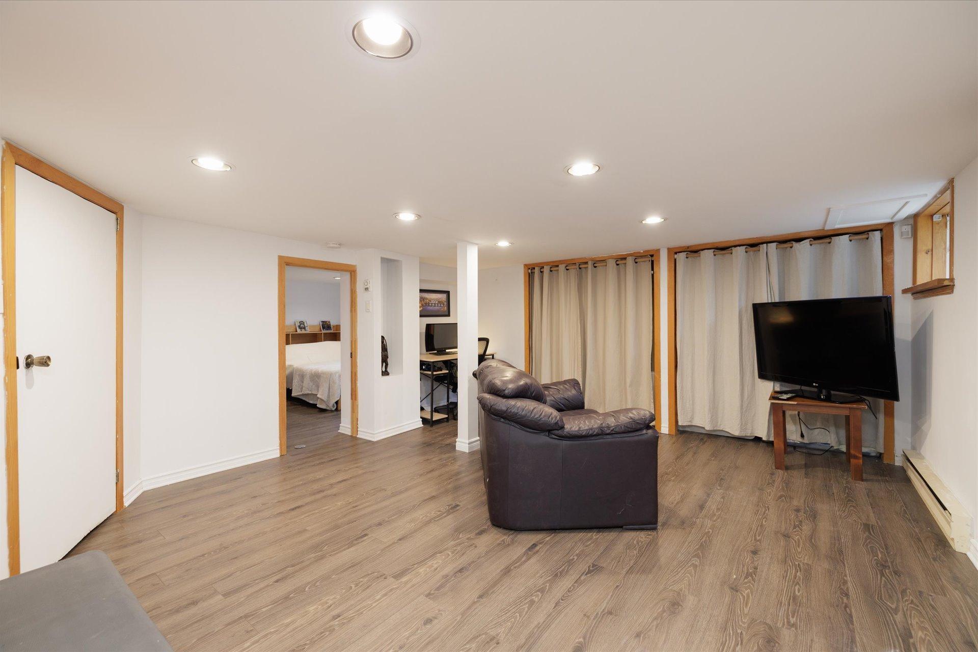 









104


Av. Victoria

,
Pointe-Claire,




QC
H9S4S7

