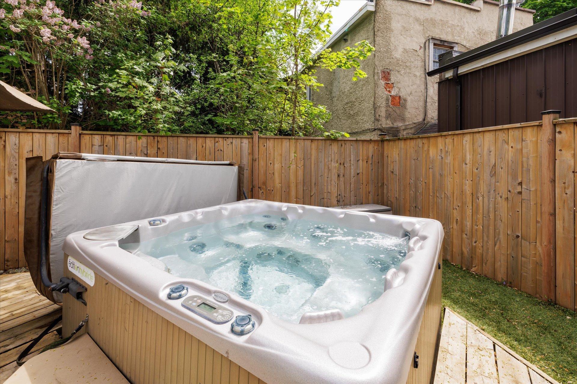 









104


Av. Victoria

,
Pointe-Claire,




QC
H9S4S7

