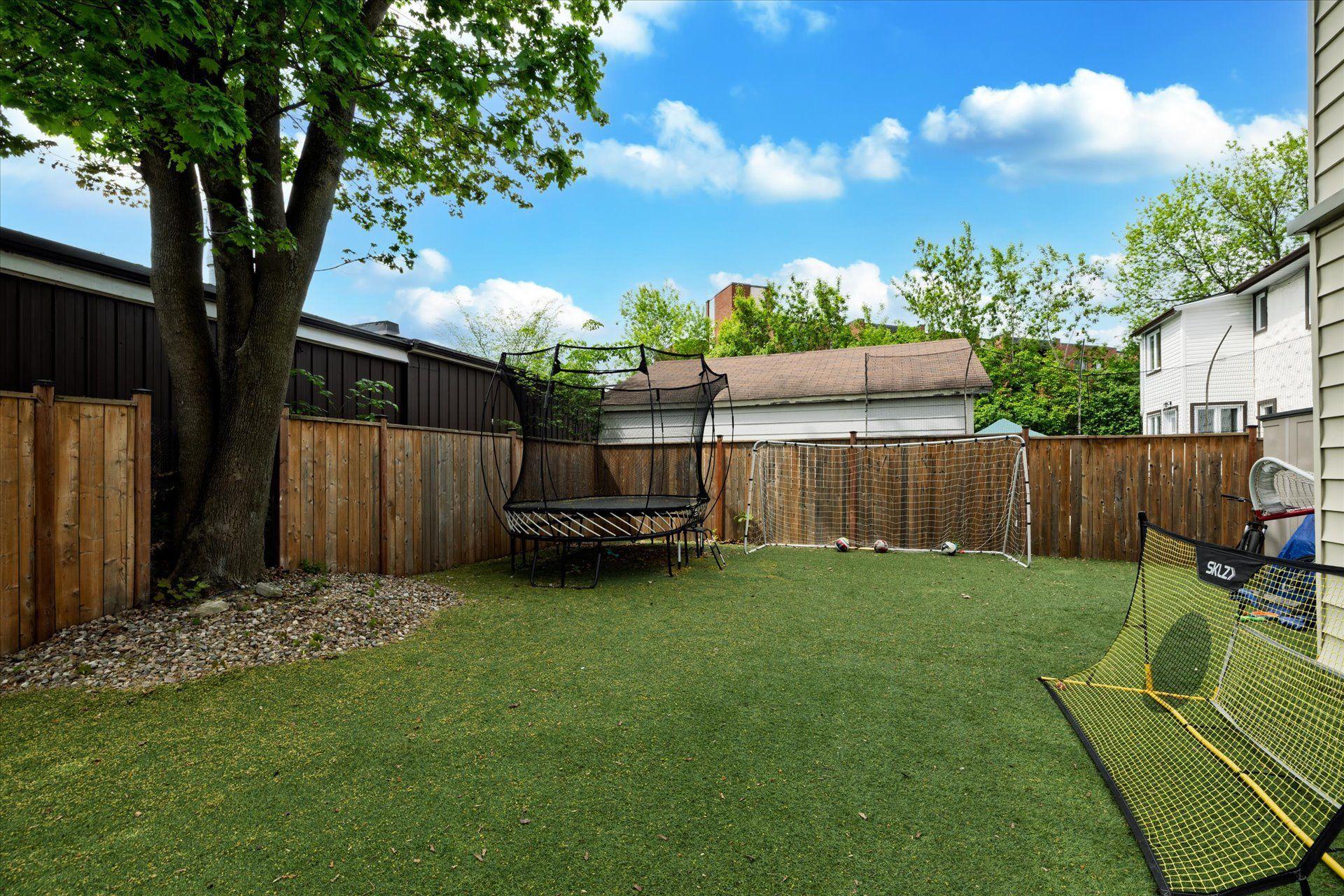 









104


Av. Victoria

,
Pointe-Claire,




QC
H9S4S7

