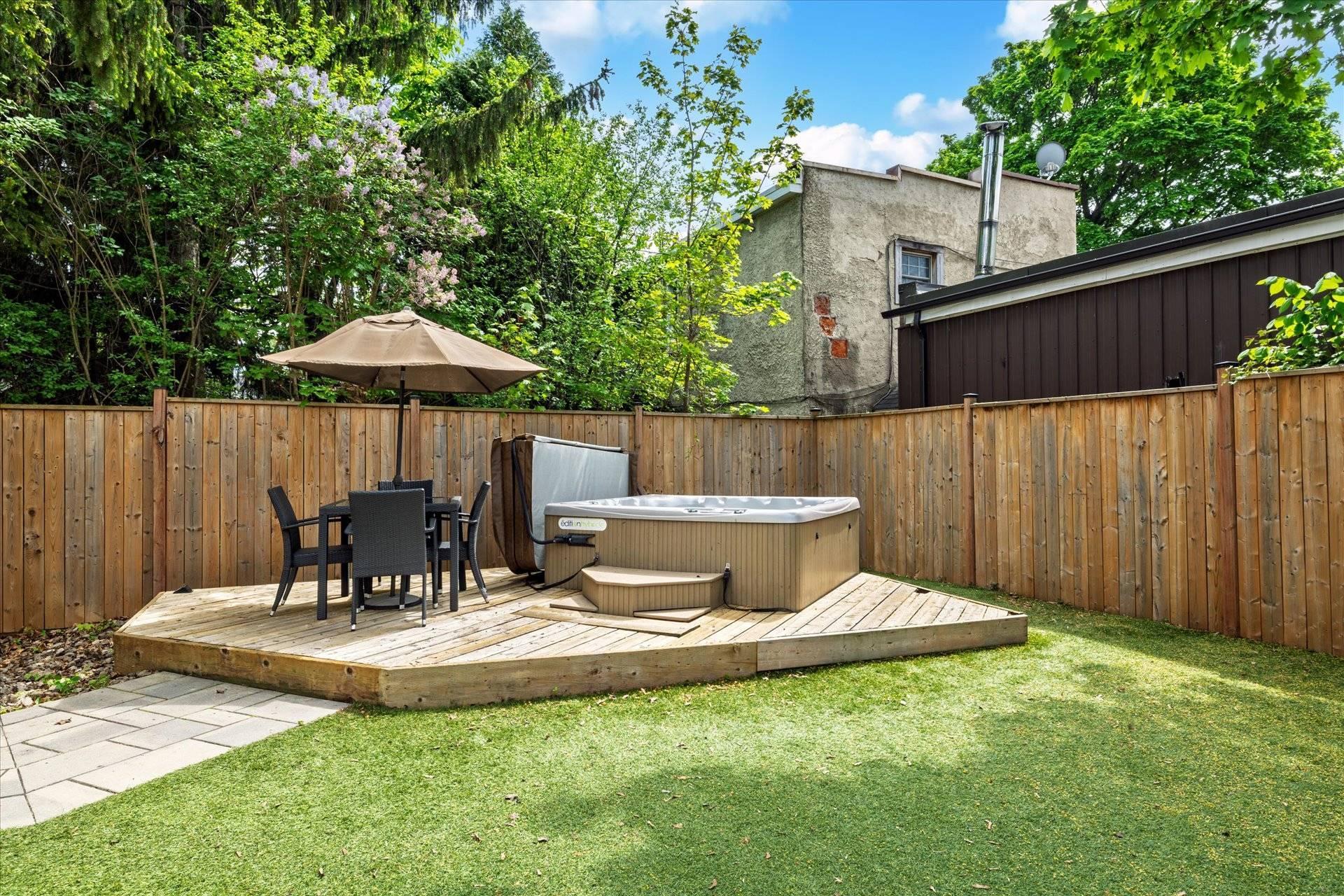 









104


Av. Victoria

,
Pointe-Claire,




QC
H9S4S7

