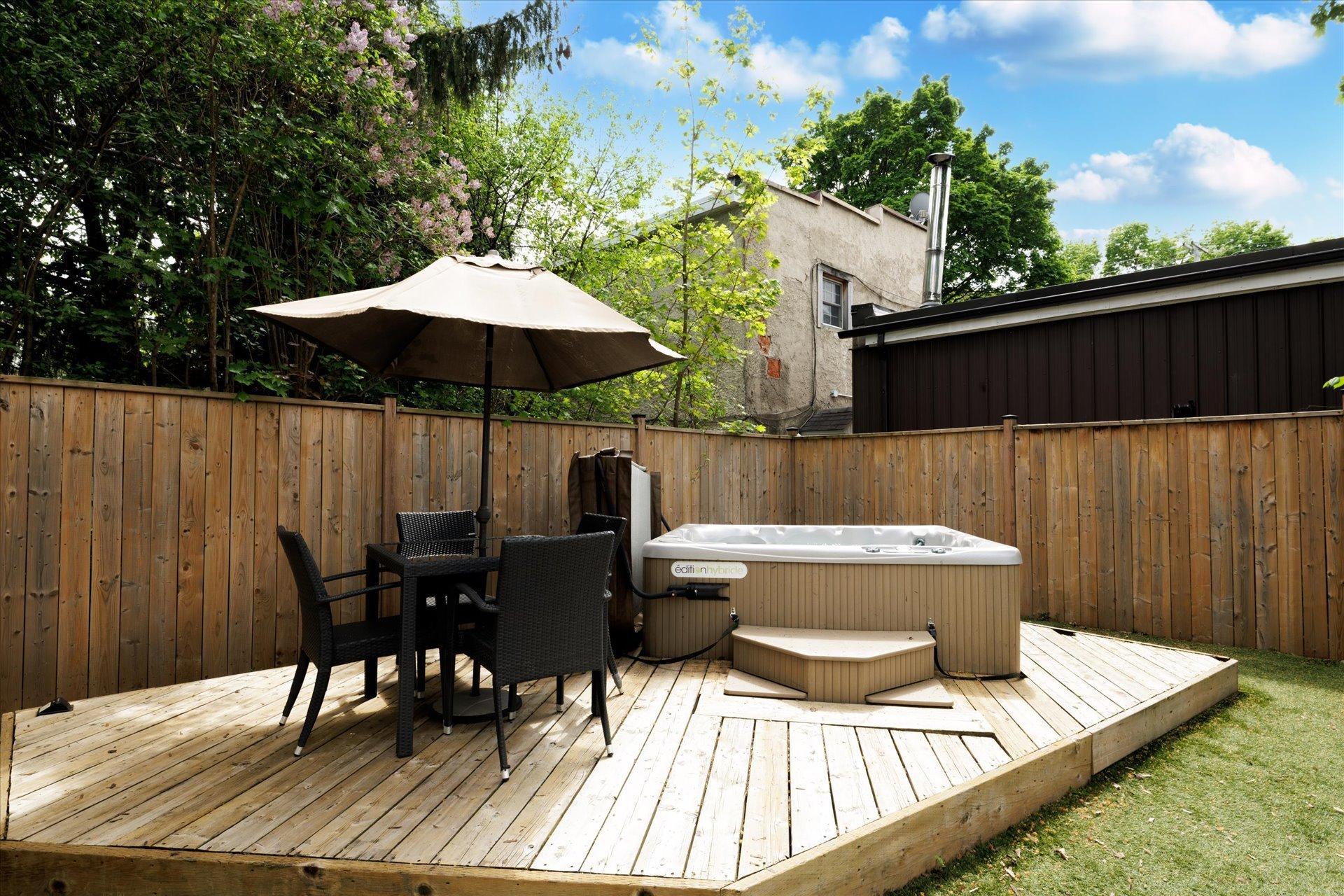 









104


Av. Victoria

,
Pointe-Claire,




QC
H9S4S7

