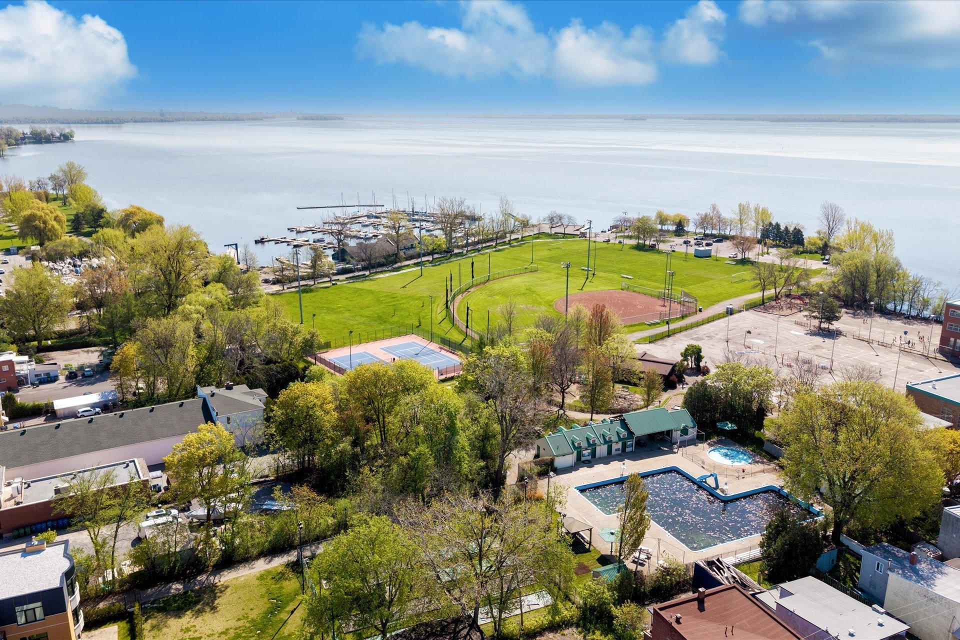 









104


Av. Victoria

,
Pointe-Claire,




QC
H9S4S7

