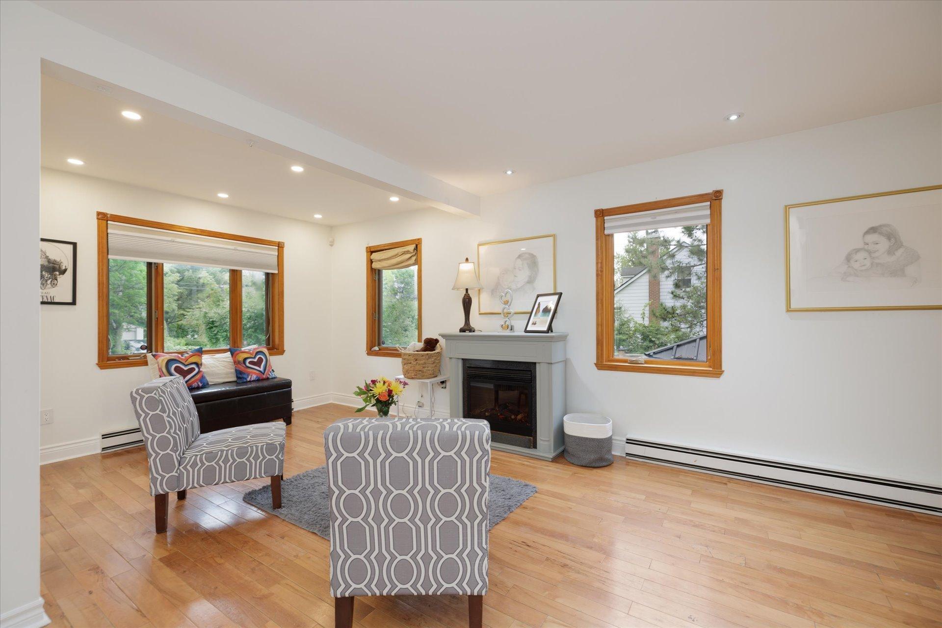 









104


Av. Victoria

,
Pointe-Claire,




QC
H9S4S7

