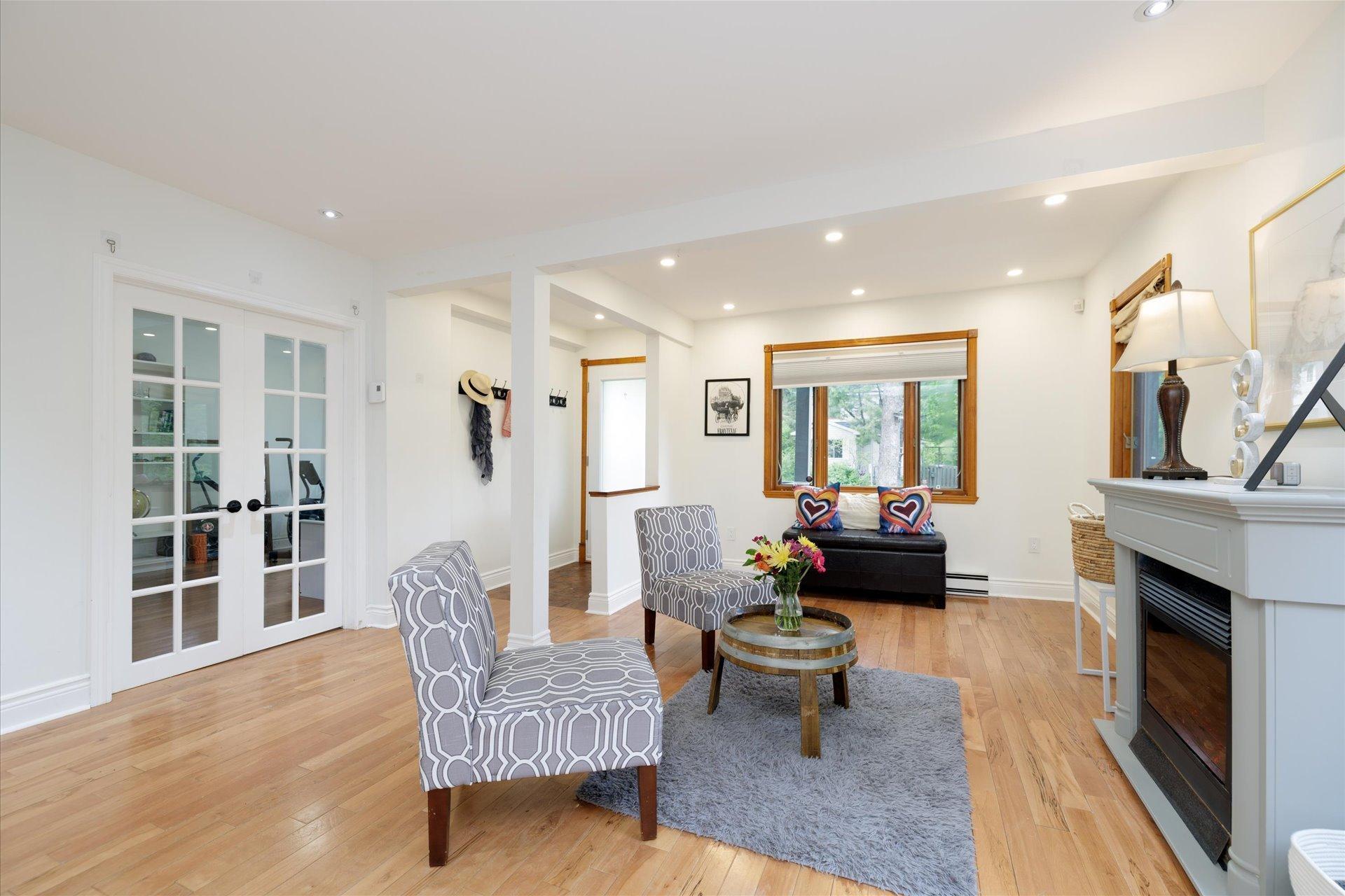 









104


Av. Victoria

,
Pointe-Claire,




QC
H9S4S7

