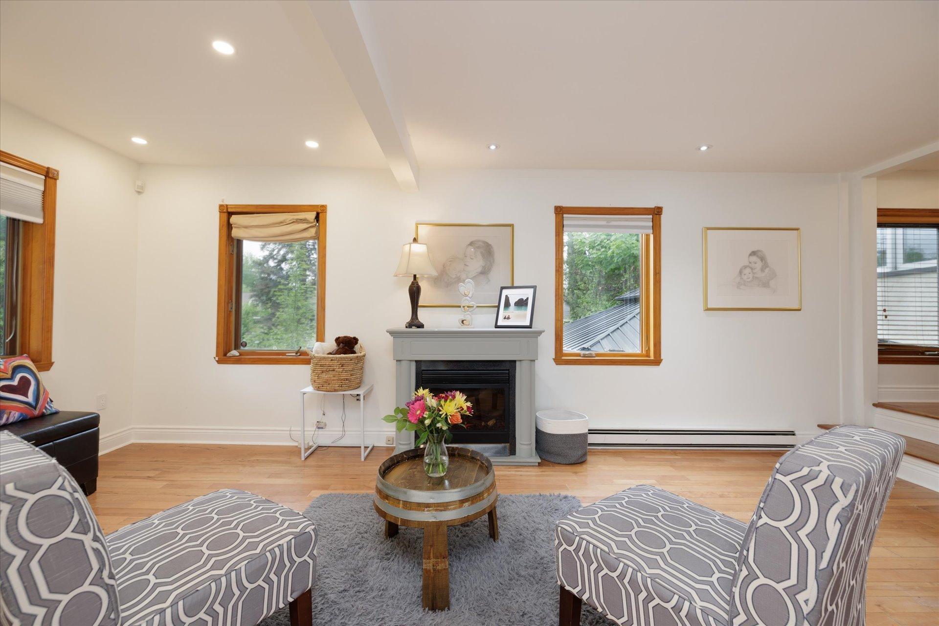 









104


Av. Victoria

,
Pointe-Claire,




QC
H9S4S7


