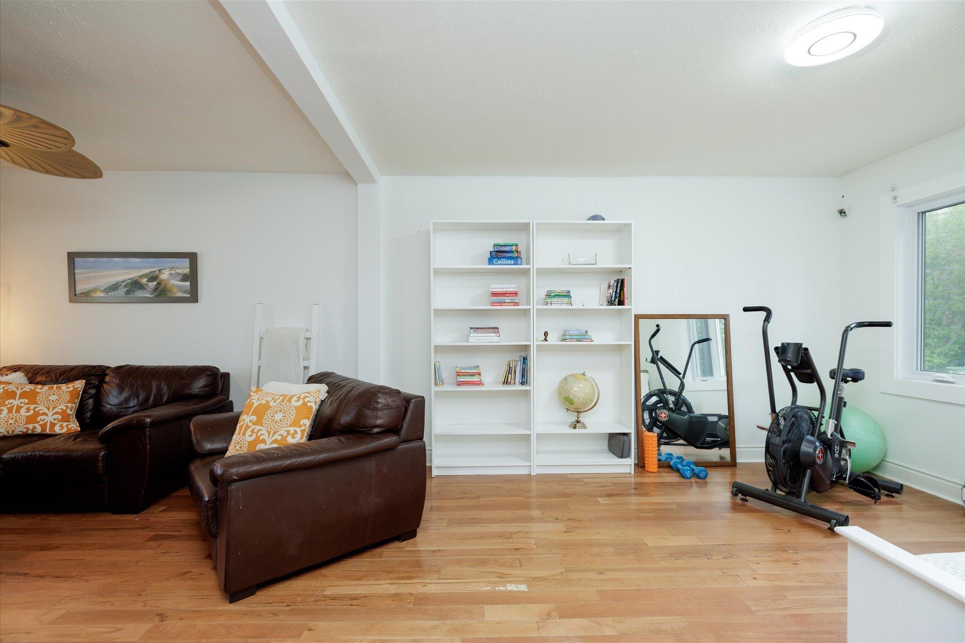 









104


Av. Victoria

,
Pointe-Claire,




QC
H9S4S7

