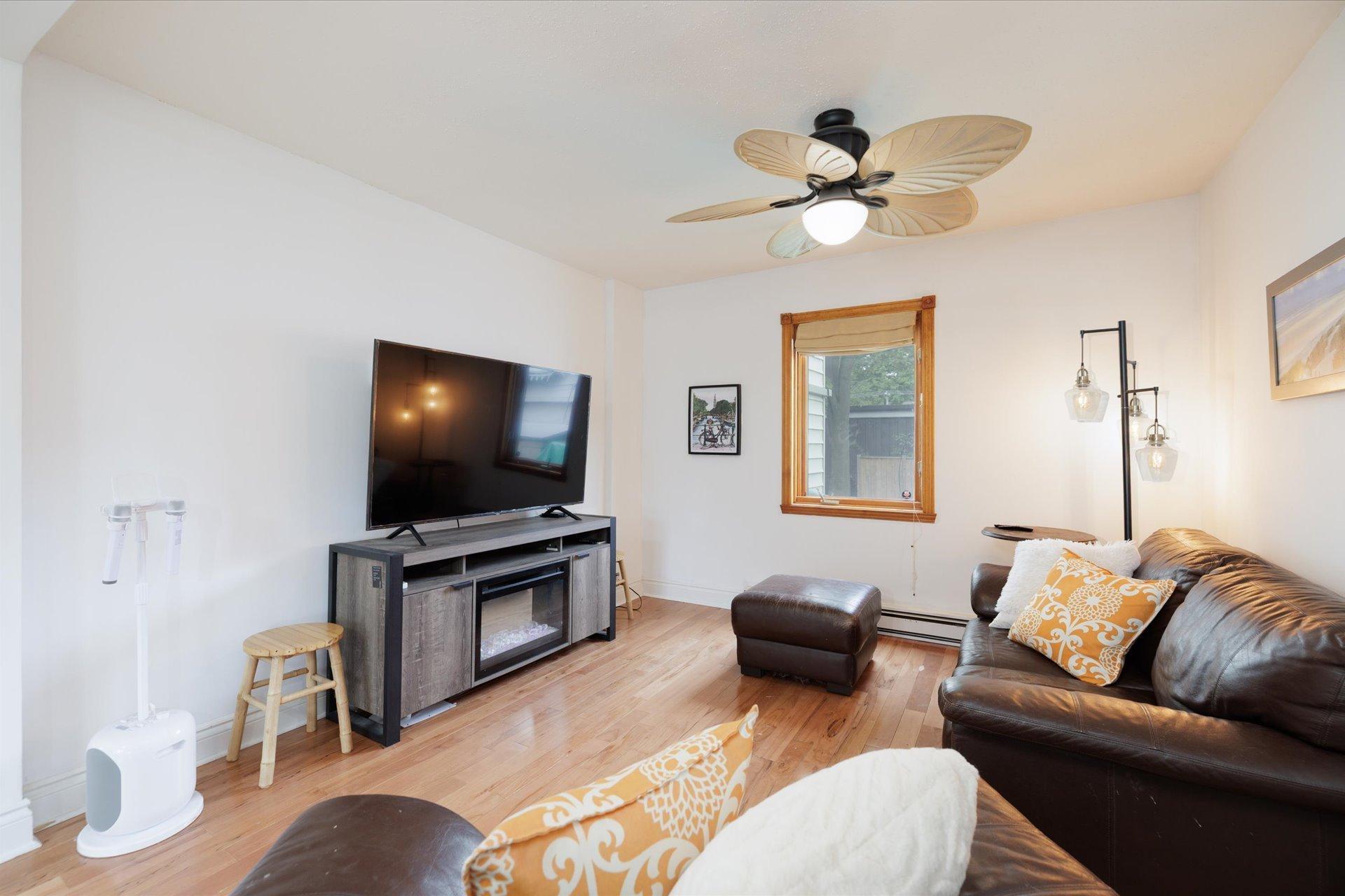 









104


Av. Victoria

,
Pointe-Claire,




QC
H9S4S7

