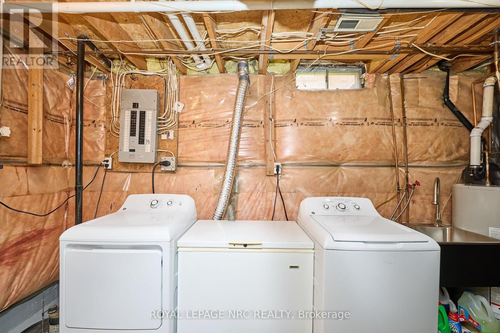 












41 JACKSON COURT W

,
Welland (N. Welland),




Ontario
L3C7G2

