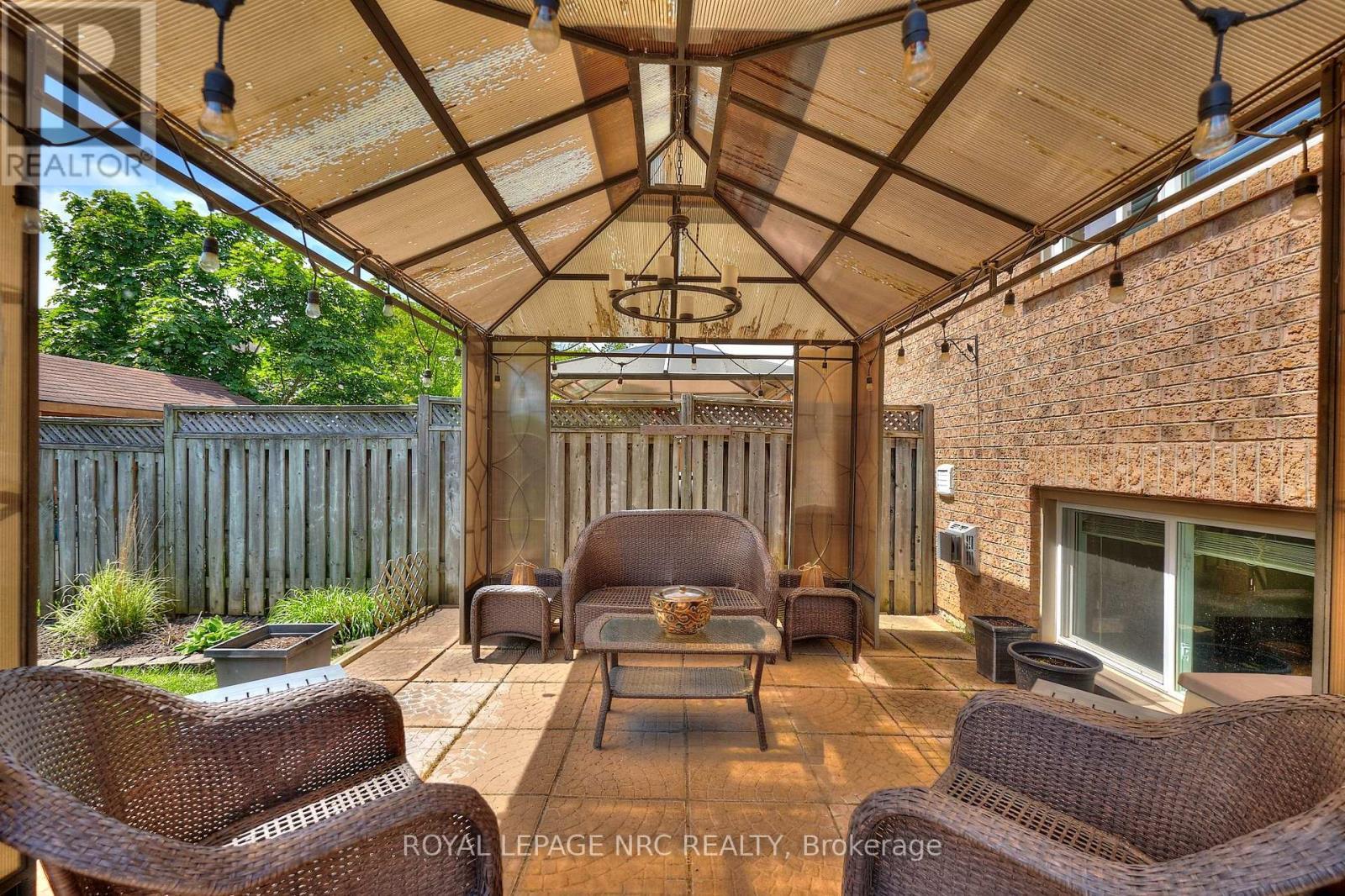 












41 JACKSON COURT W

,
Welland (N. Welland),




Ontario
L3C7G2

