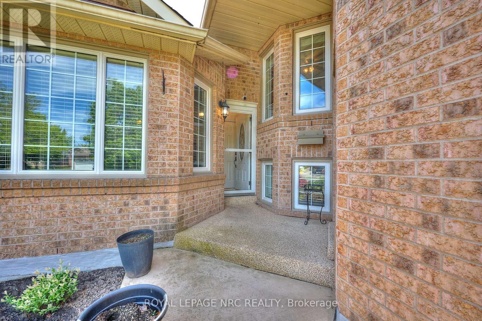 












41 JACKSON COURT W

,
Welland (N. Welland),




Ontario
L3C7G2

