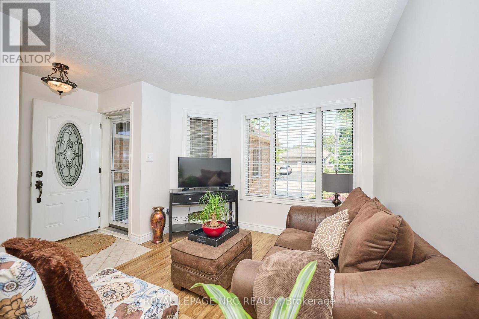 












41 JACKSON COURT W

,
Welland (N. Welland),




Ontario
L3C7G2

