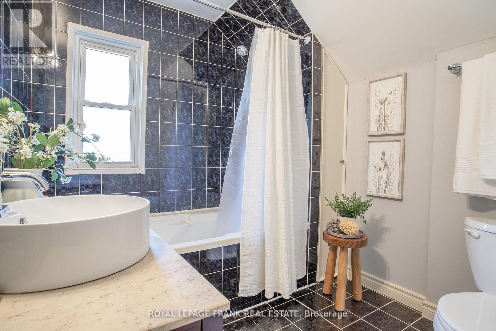 












104 MCLAUGHLIN BOULEVARD

,
Oshawa (O'Neill),




Ontario
L1G2P3

