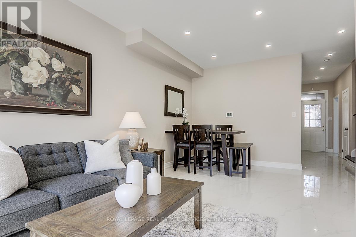 












17 VENTURE AVENUE

,
Richmond Hill,




Ontario
L4S2P2

