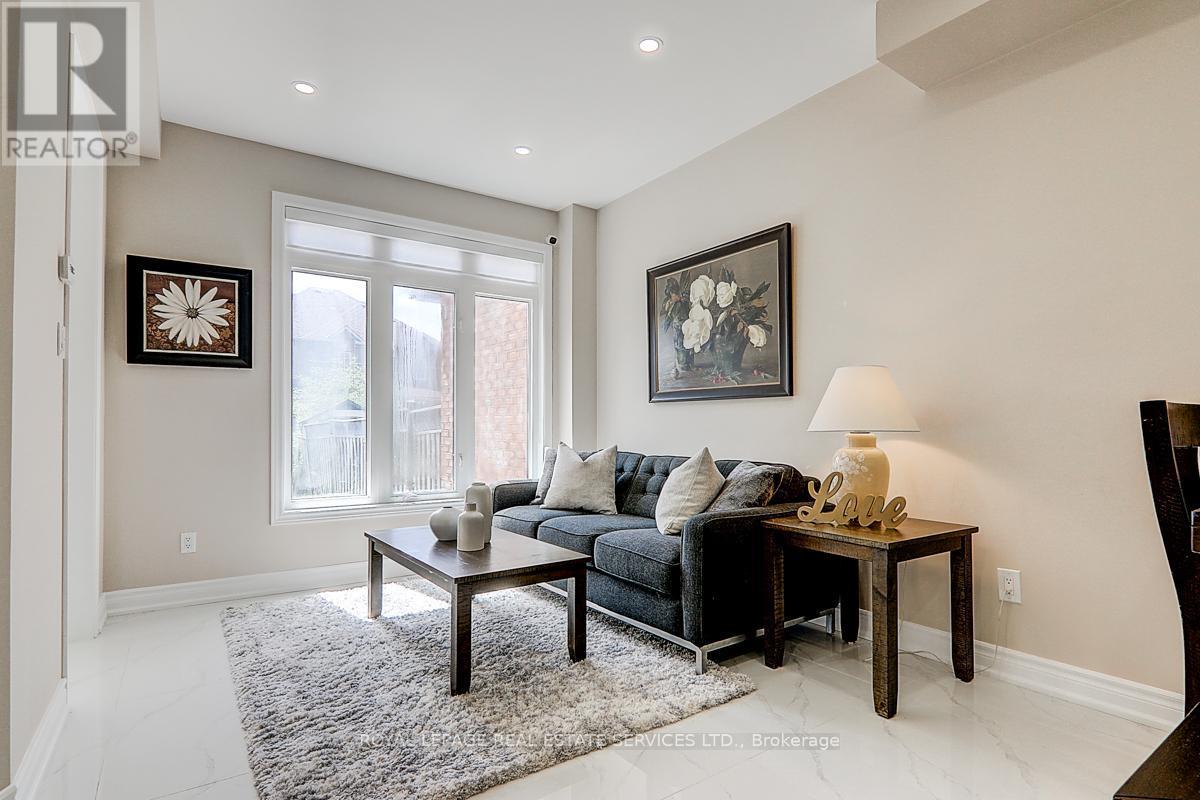 












17 VENTURE AVENUE

,
Richmond Hill,




Ontario
L4S2P2

