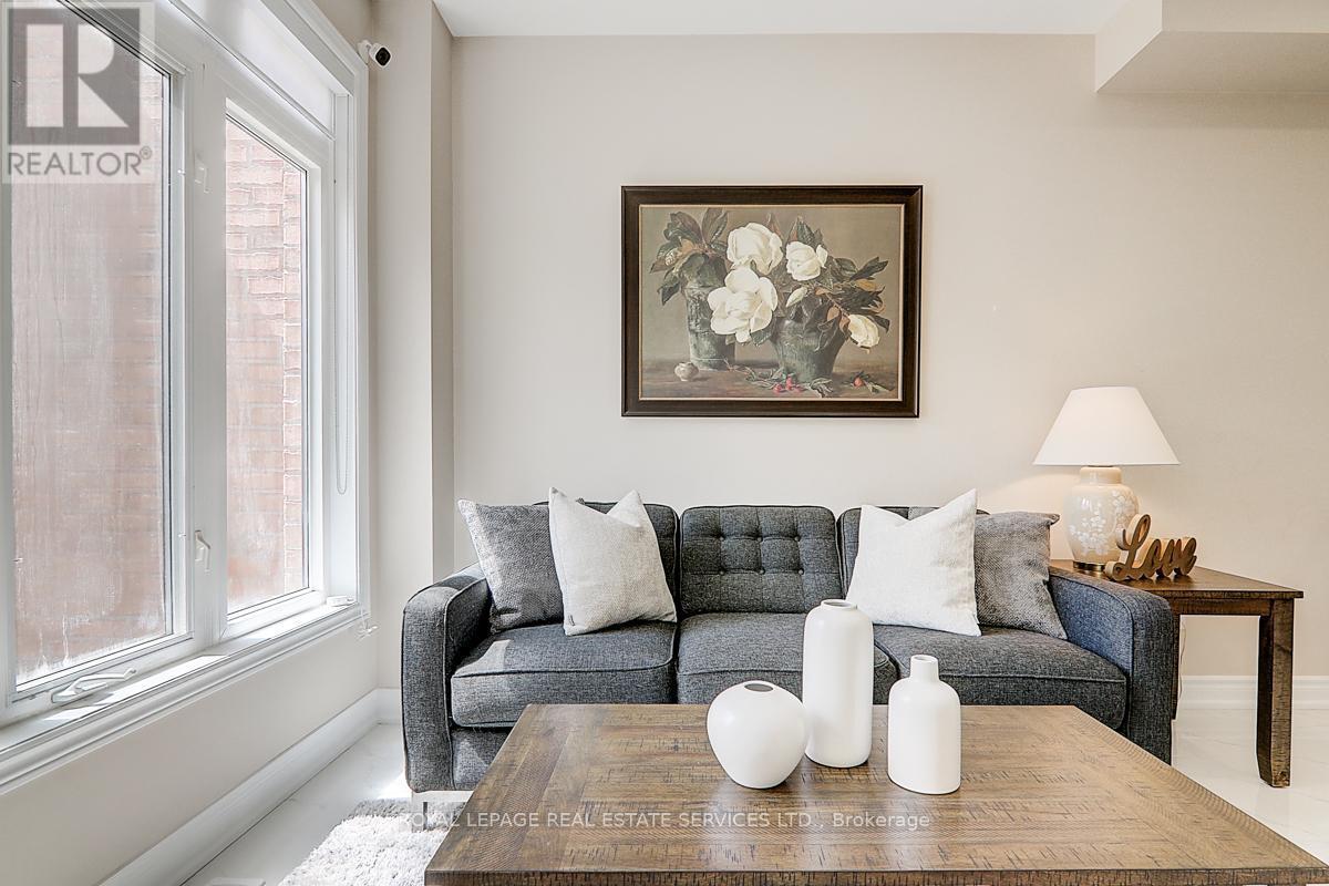 












17 VENTURE AVENUE

,
Richmond Hill,




Ontario
L4S2P2

