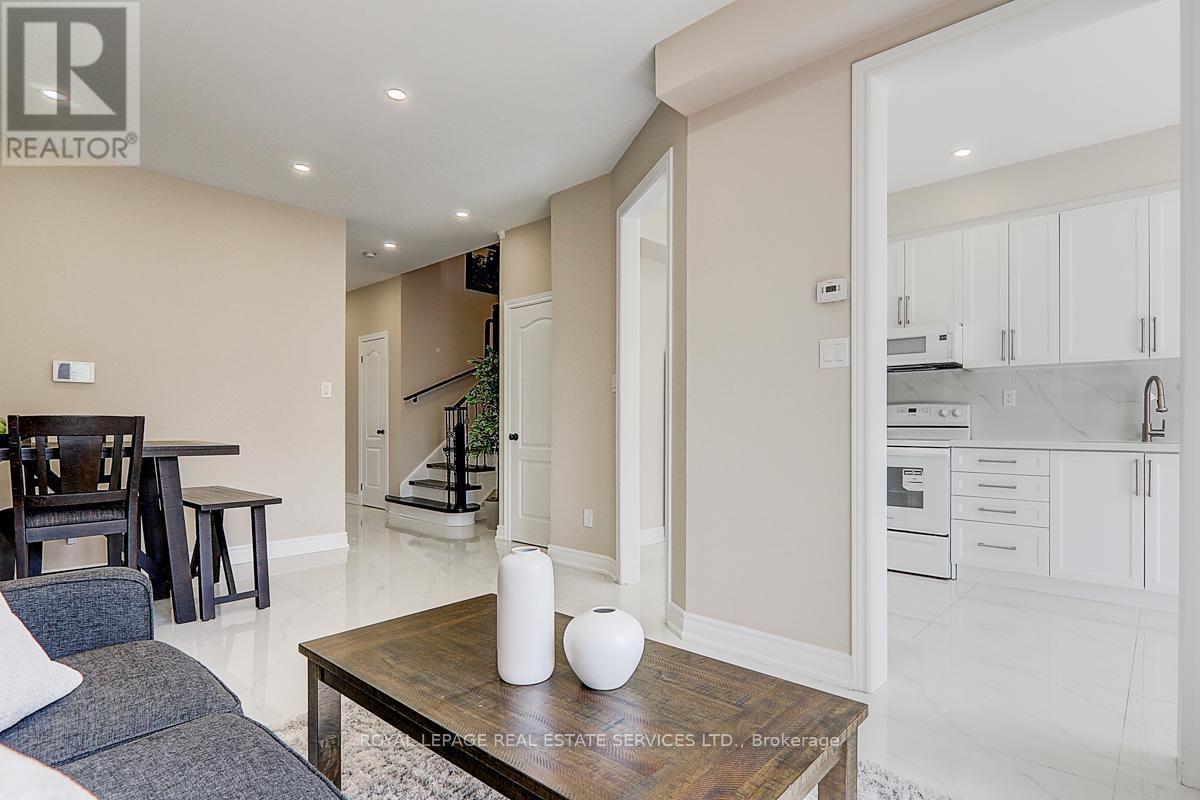 












17 VENTURE AVENUE

,
Richmond Hill,




Ontario
L4S2P2

