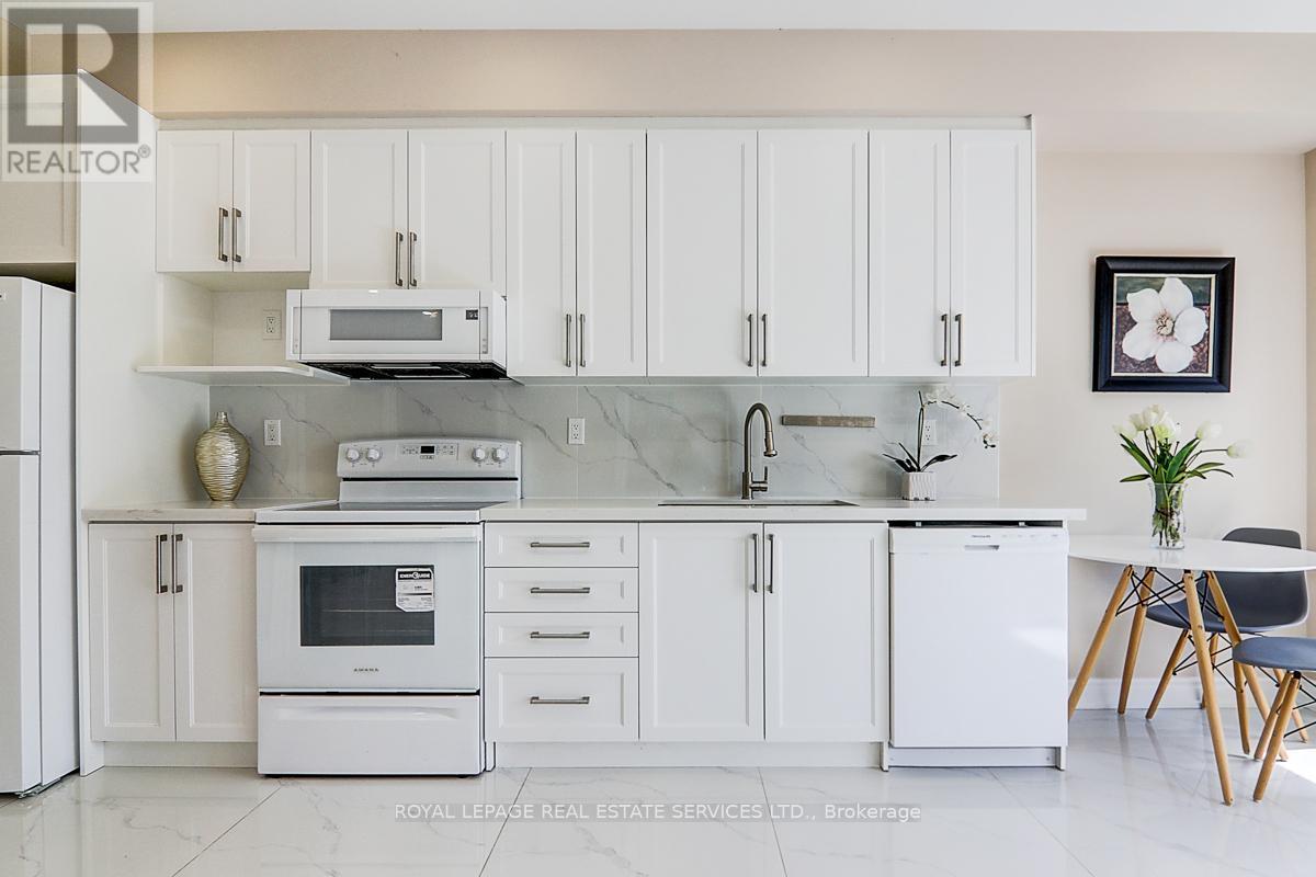 












17 VENTURE AVENUE

,
Richmond Hill,




Ontario
L4S2P2

