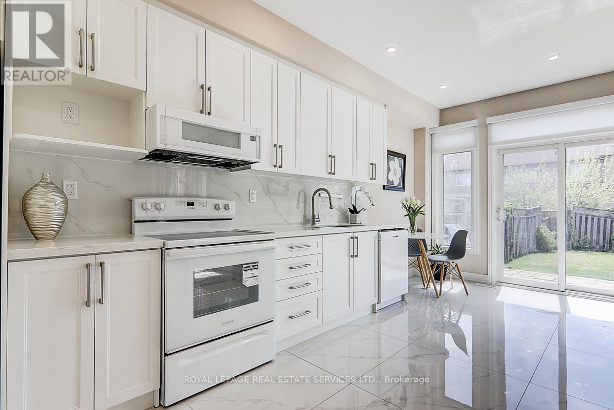 












17 VENTURE AVENUE

,
Richmond Hill,




Ontario
L4S2P2


