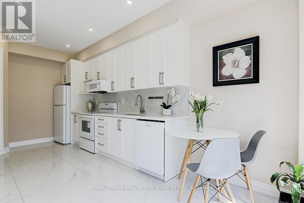 












17 VENTURE AVENUE

,
Richmond Hill,




Ontario
L4S2P2

