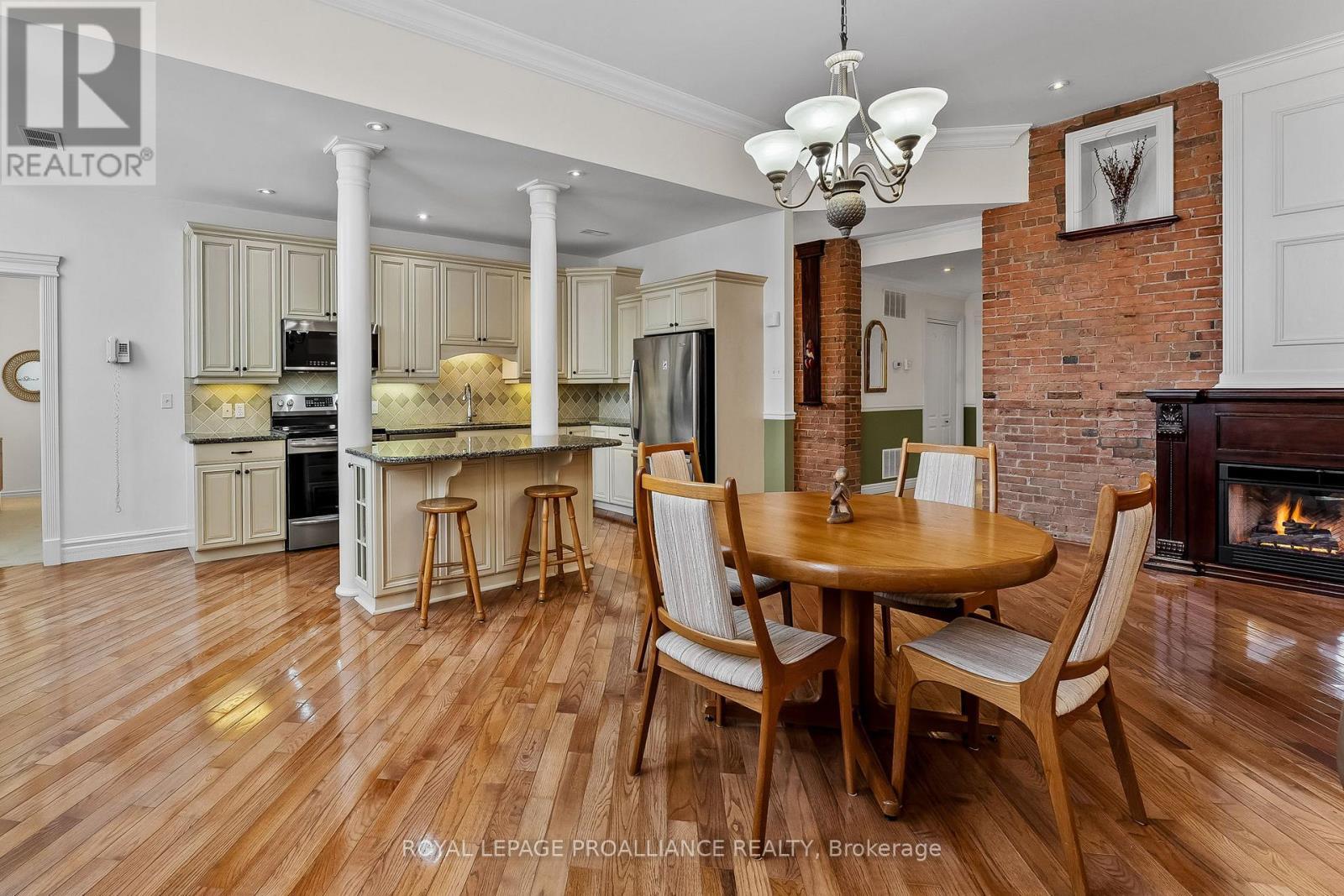 












206 - 323 GEORGE STREET

,
Cobourg,




Ontario
K9A3L9

