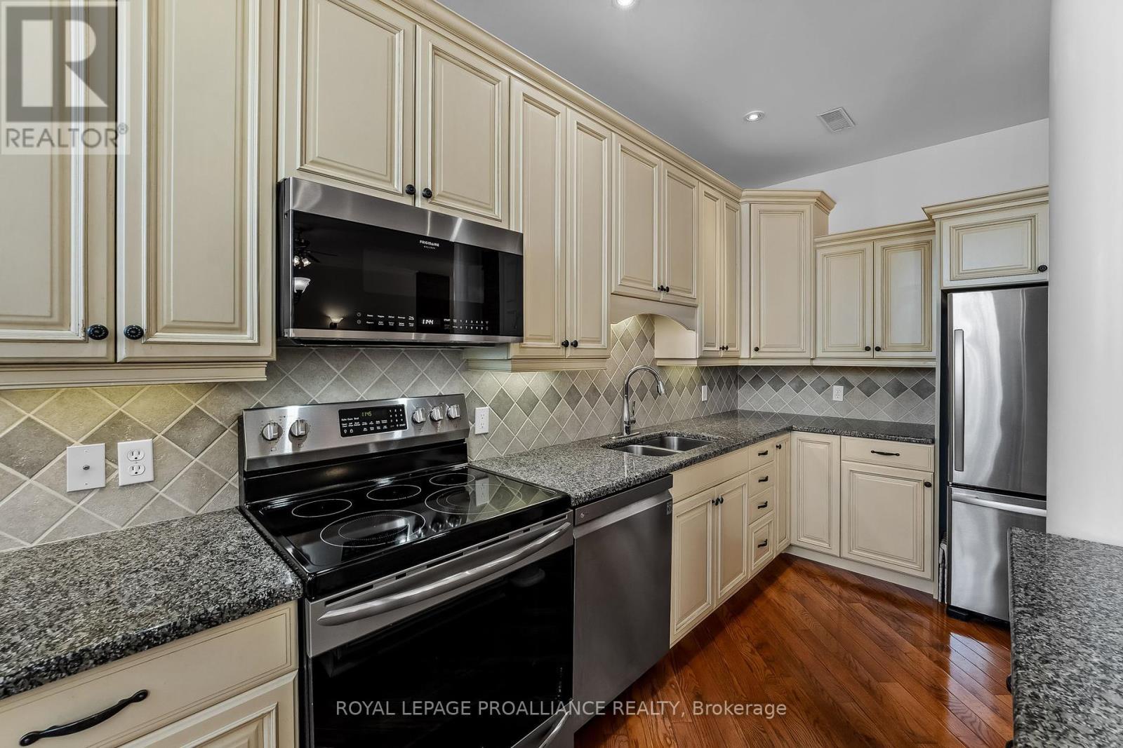












206 - 323 GEORGE STREET

,
Cobourg,




Ontario
K9A3L9

