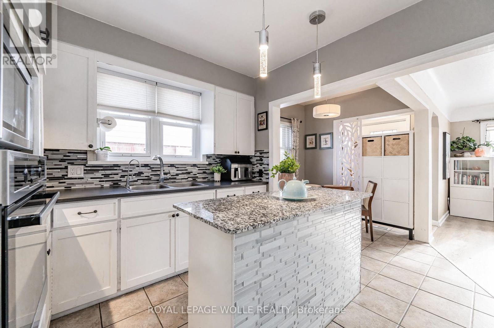 












776 ELIZABETH STREET

,
Kitchener,




Ontario
N2H6H5

