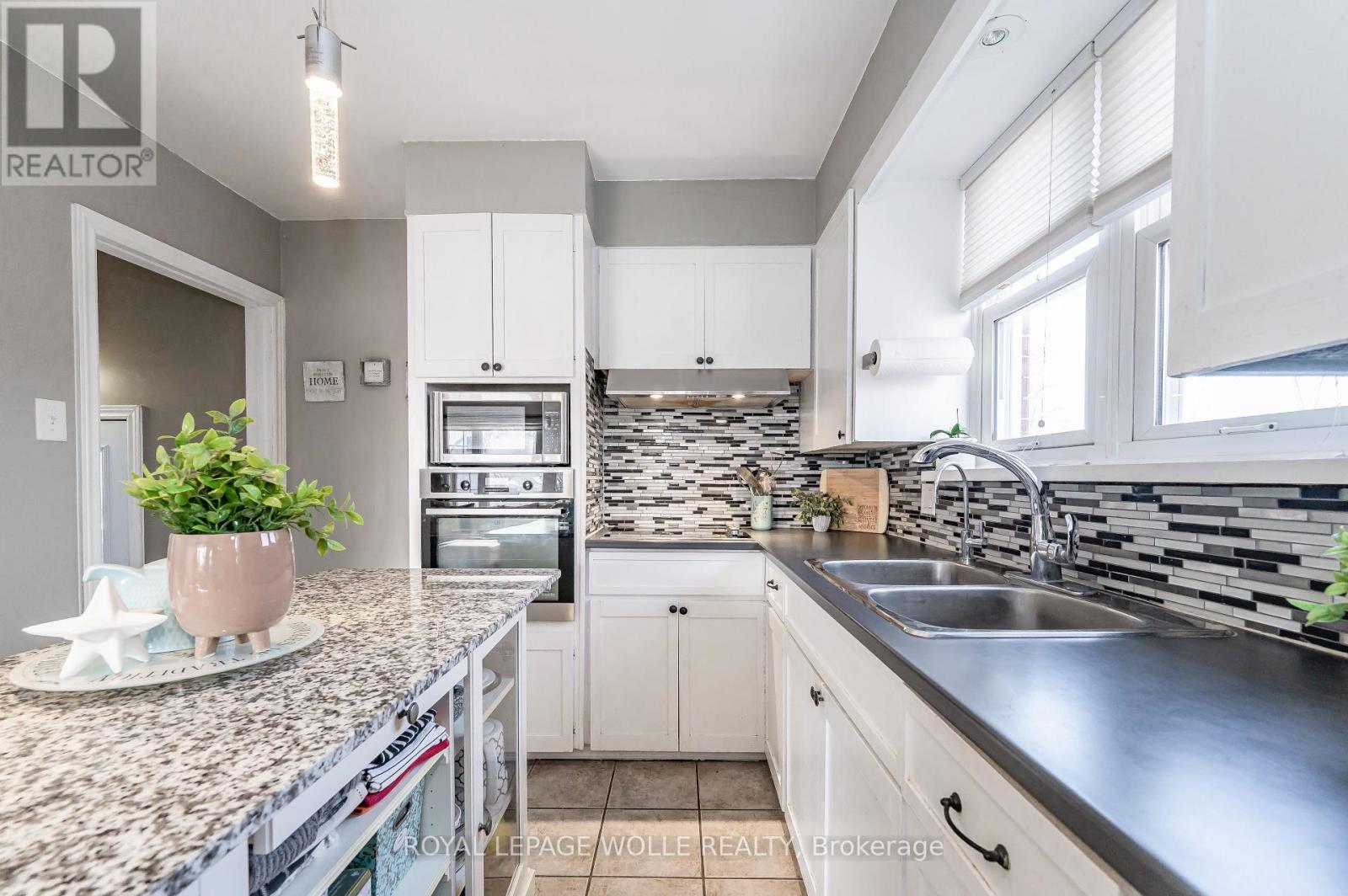 












776 ELIZABETH STREET

,
Kitchener,




Ontario
N2H6H5

