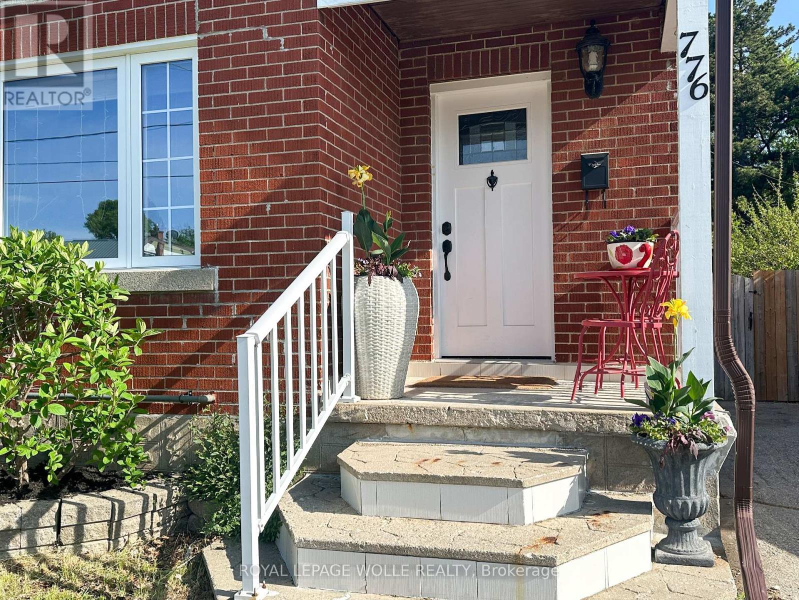 












776 ELIZABETH STREET

,
Kitchener,




Ontario
N2H6H5

