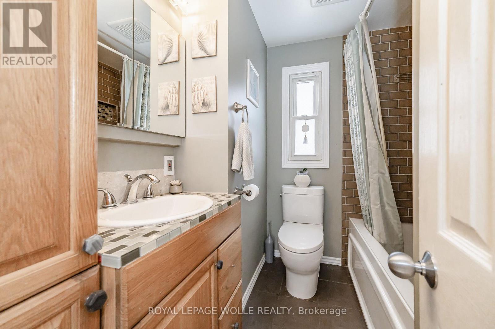 












776 ELIZABETH STREET

,
Kitchener,




Ontario
N2H6H5

