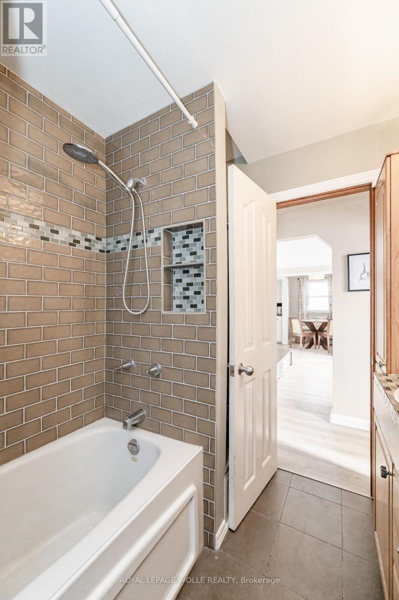 












776 ELIZABETH STREET

,
Kitchener,




Ontario
N2H6H5

