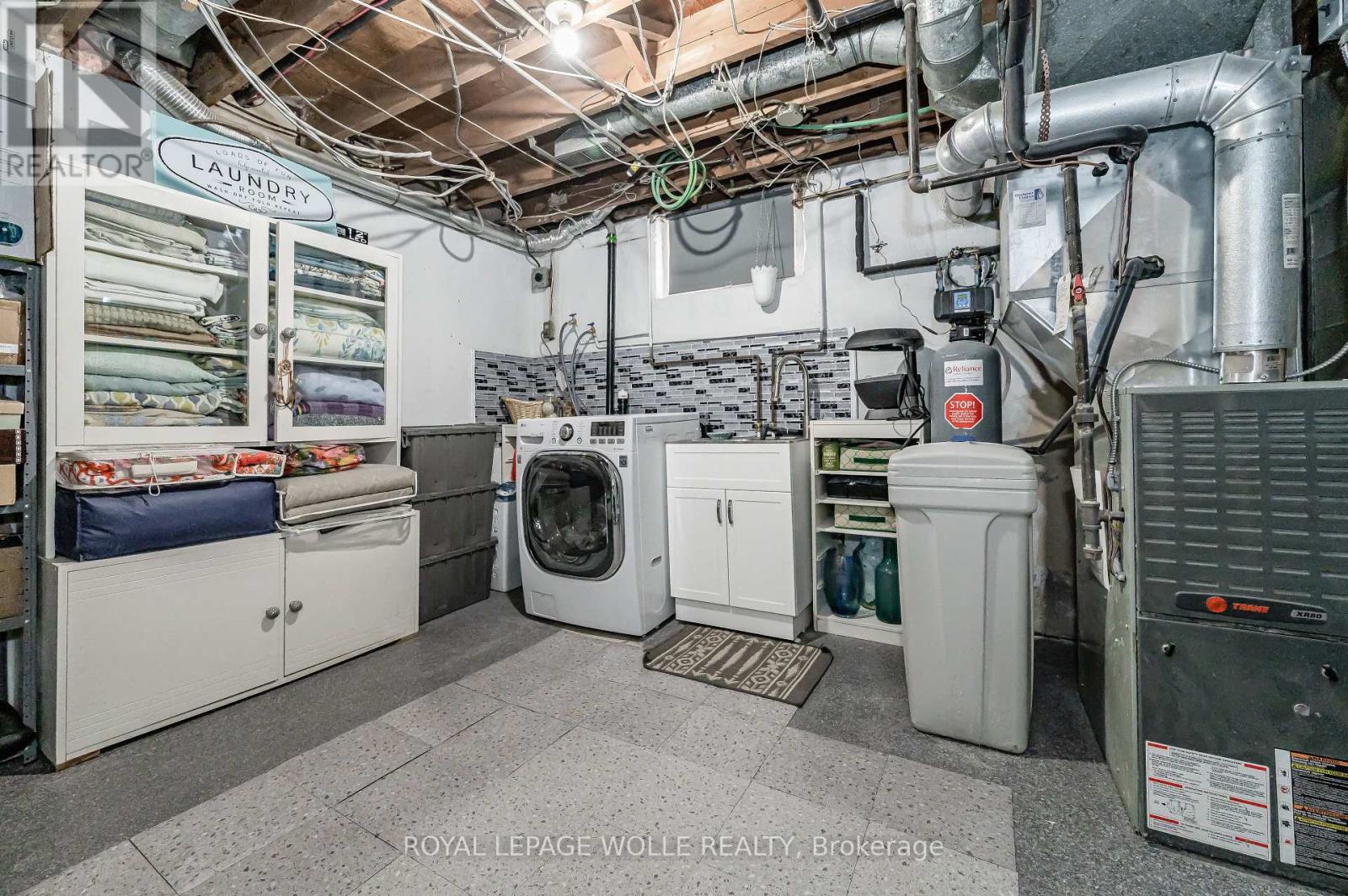 












776 ELIZABETH STREET

,
Kitchener,




Ontario
N2H6H5

