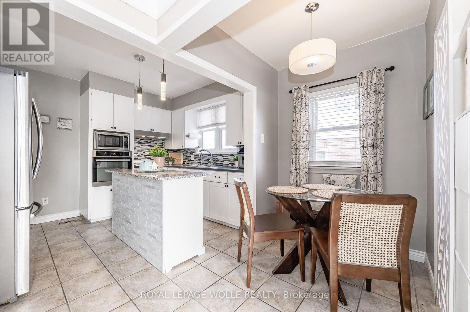 












776 ELIZABETH STREET

,
Kitchener,




Ontario
N2H6H5

