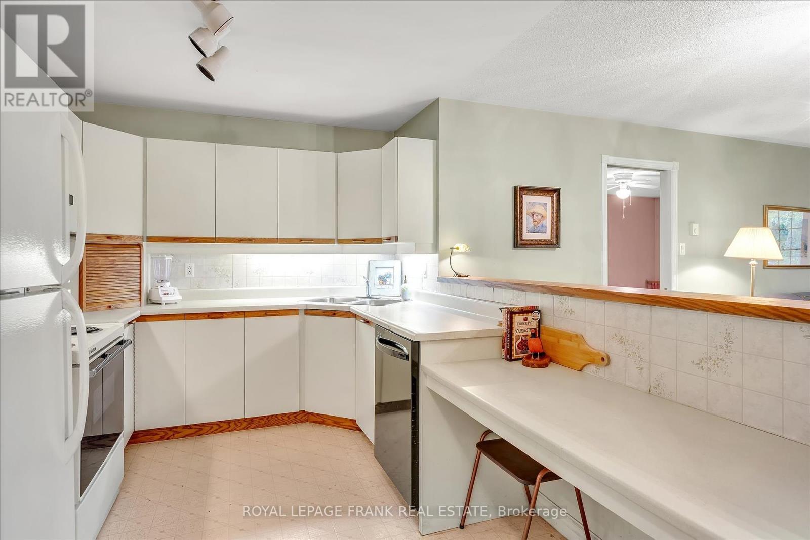 












4 - 695 WHITAKER STREET

,
Peterborough East (North),




Ontario
K9H7K3

