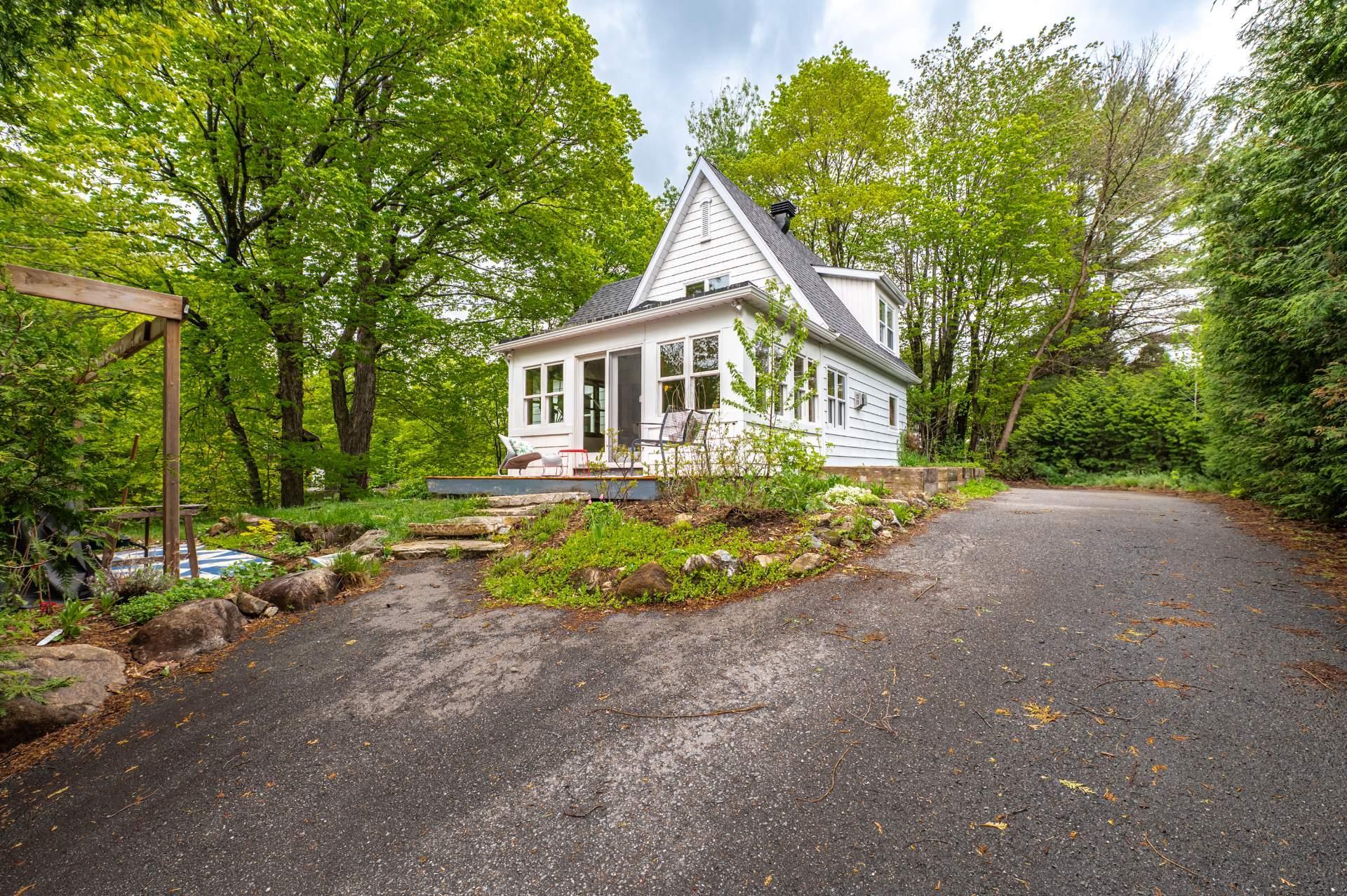 









26


Ch. des Épinettes

,
Sainte-Anne-des-Lacs,




QC
J0R1B0

