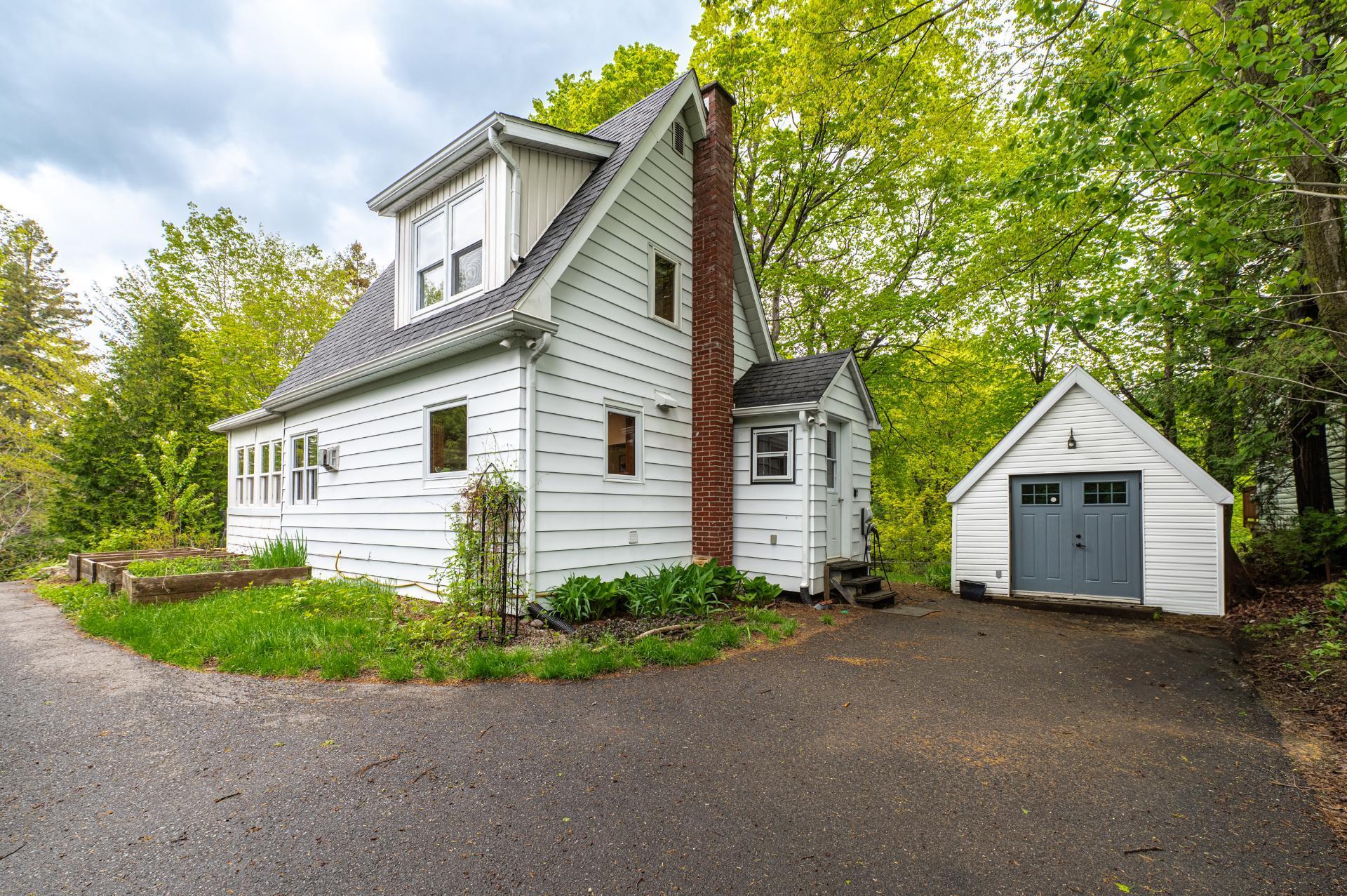 









26


Ch. des Épinettes

,
Sainte-Anne-des-Lacs,




QC
J0R1B0

