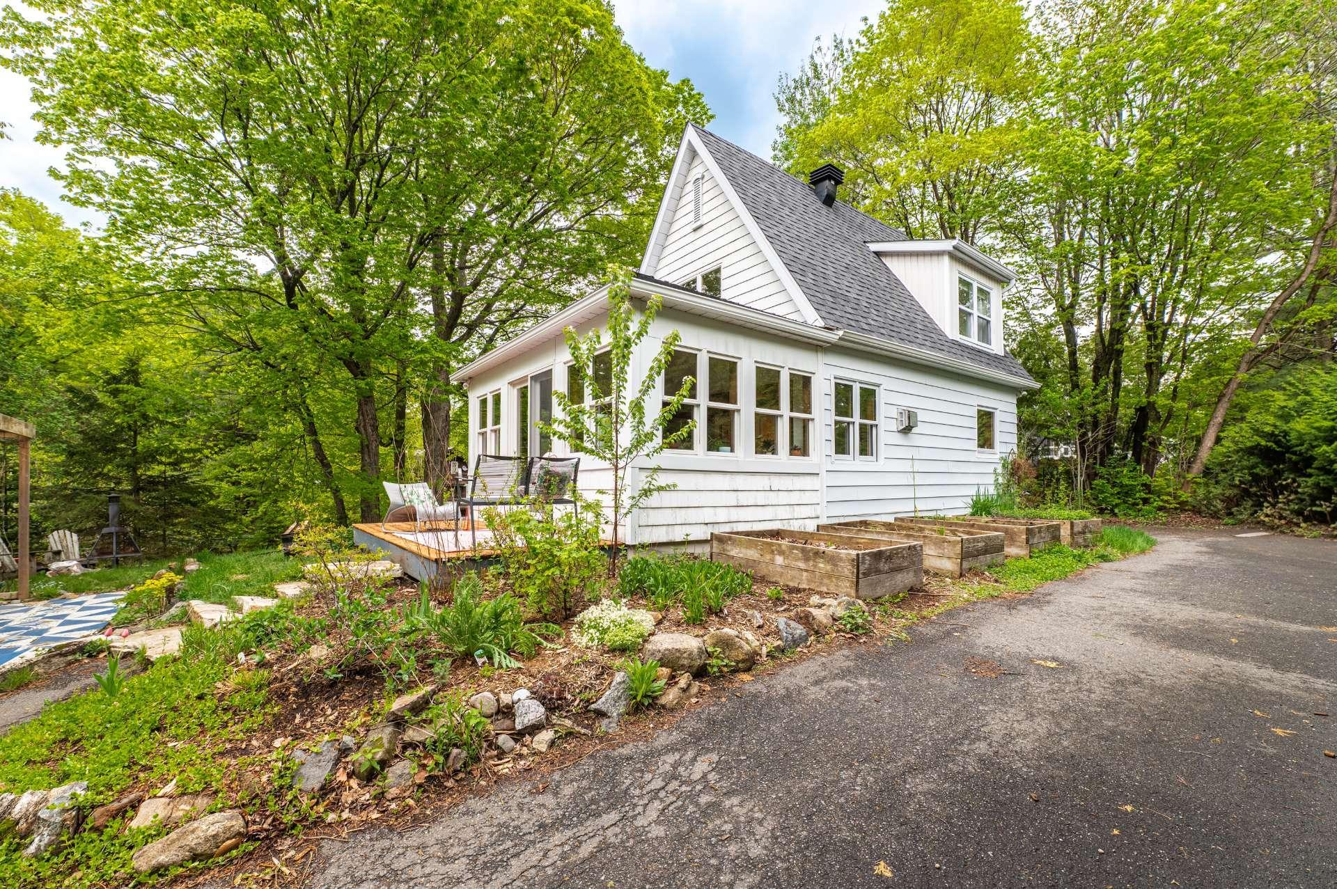 









26


Ch. des Épinettes

,
Sainte-Anne-des-Lacs,




QC
J0R1B0

