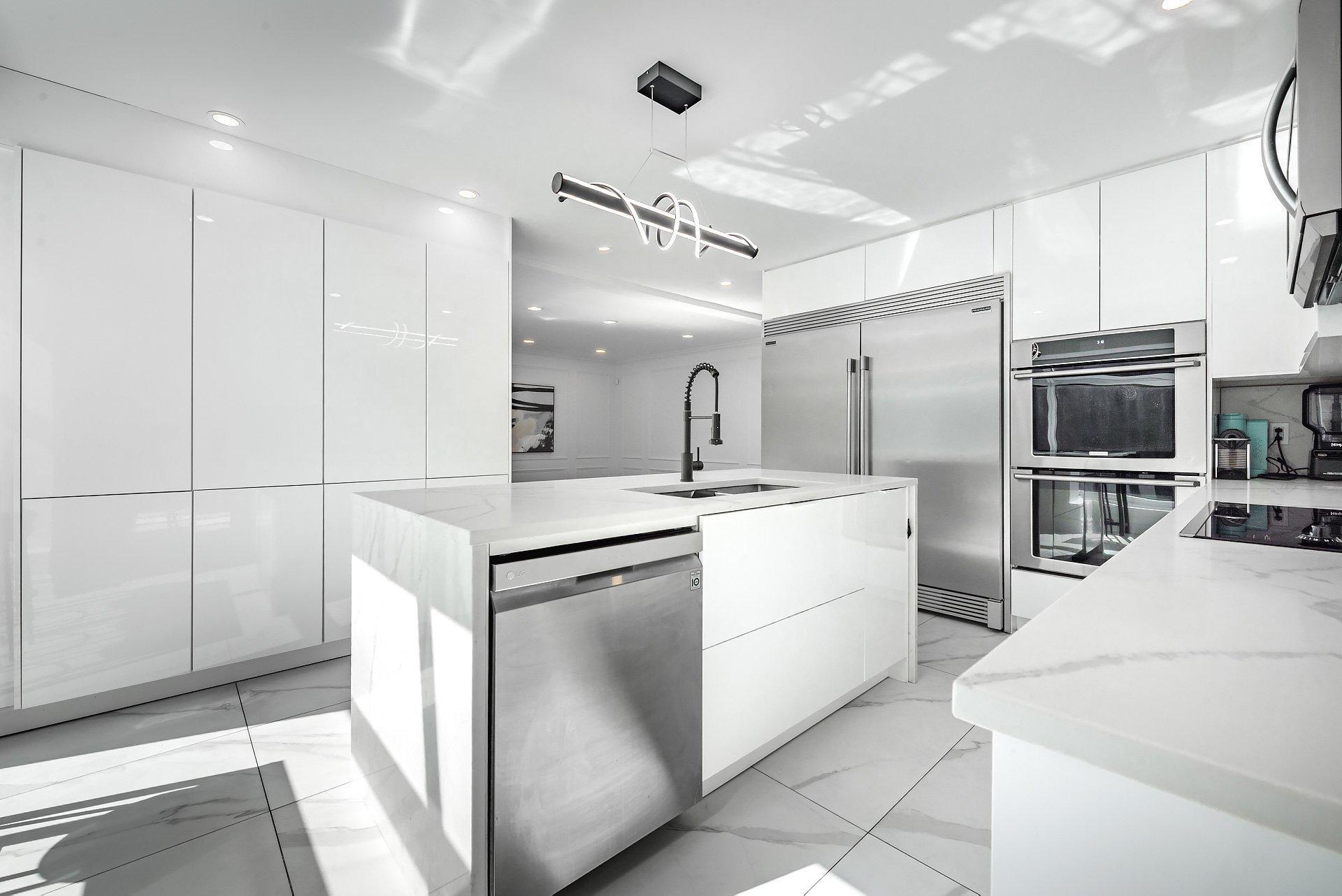









5886


Av. Beethoven

,
Côte-Saint-Luc,




QC
H4W3C8

