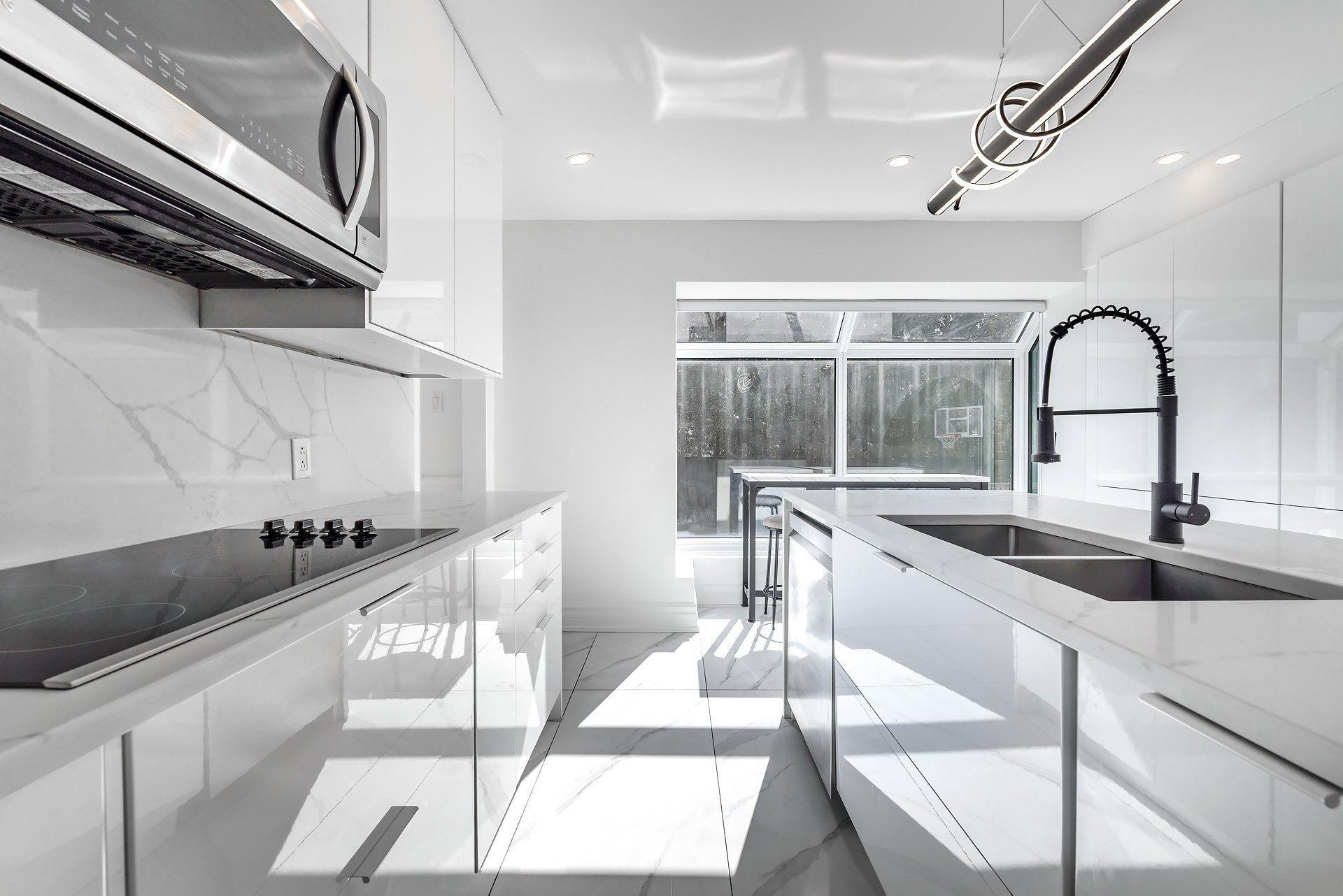 









5886


Av. Beethoven

,
Côte-Saint-Luc,




QC
H4W3C8


