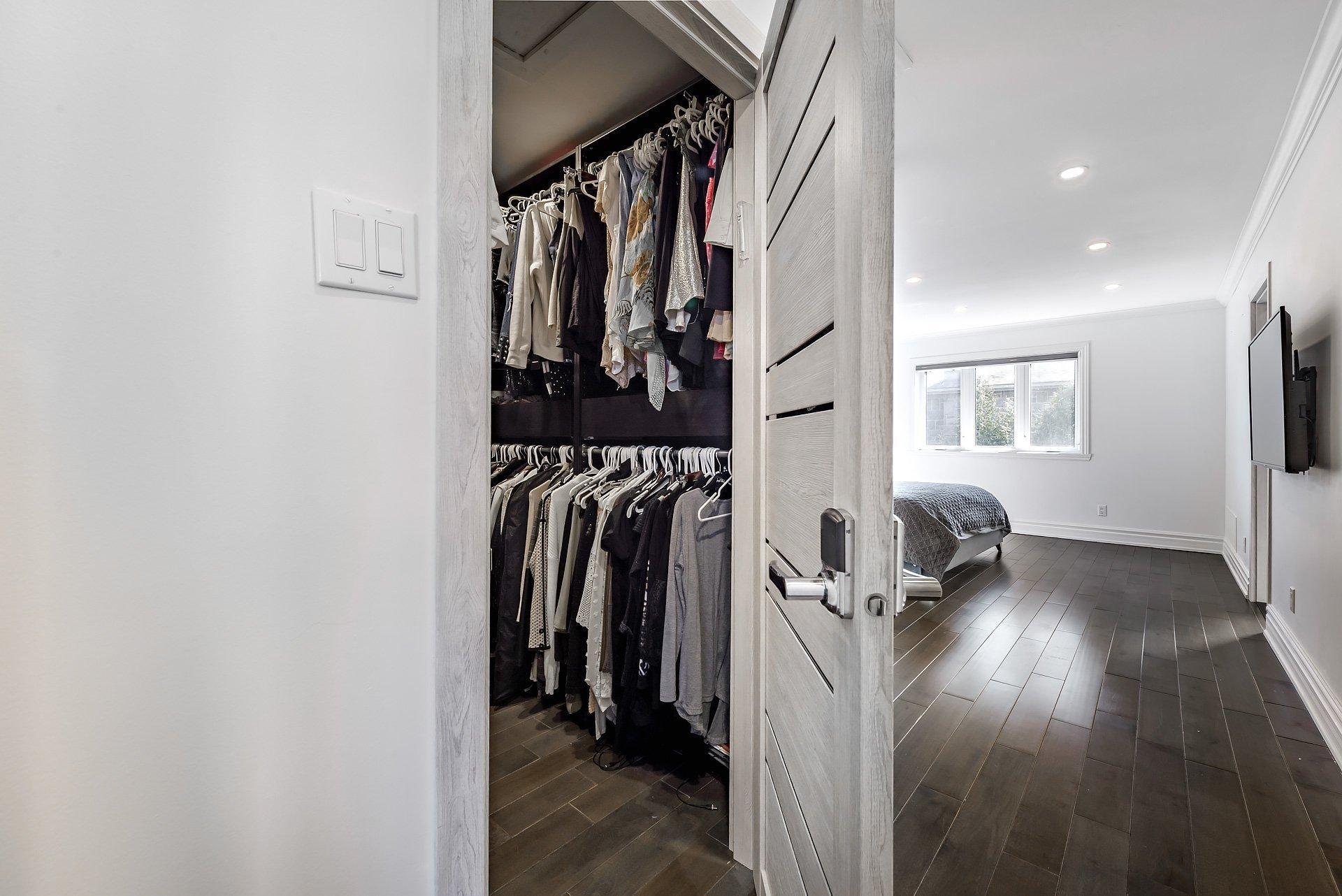 









5886


Av. Beethoven

,
Côte-Saint-Luc,




QC
H4W3C8

