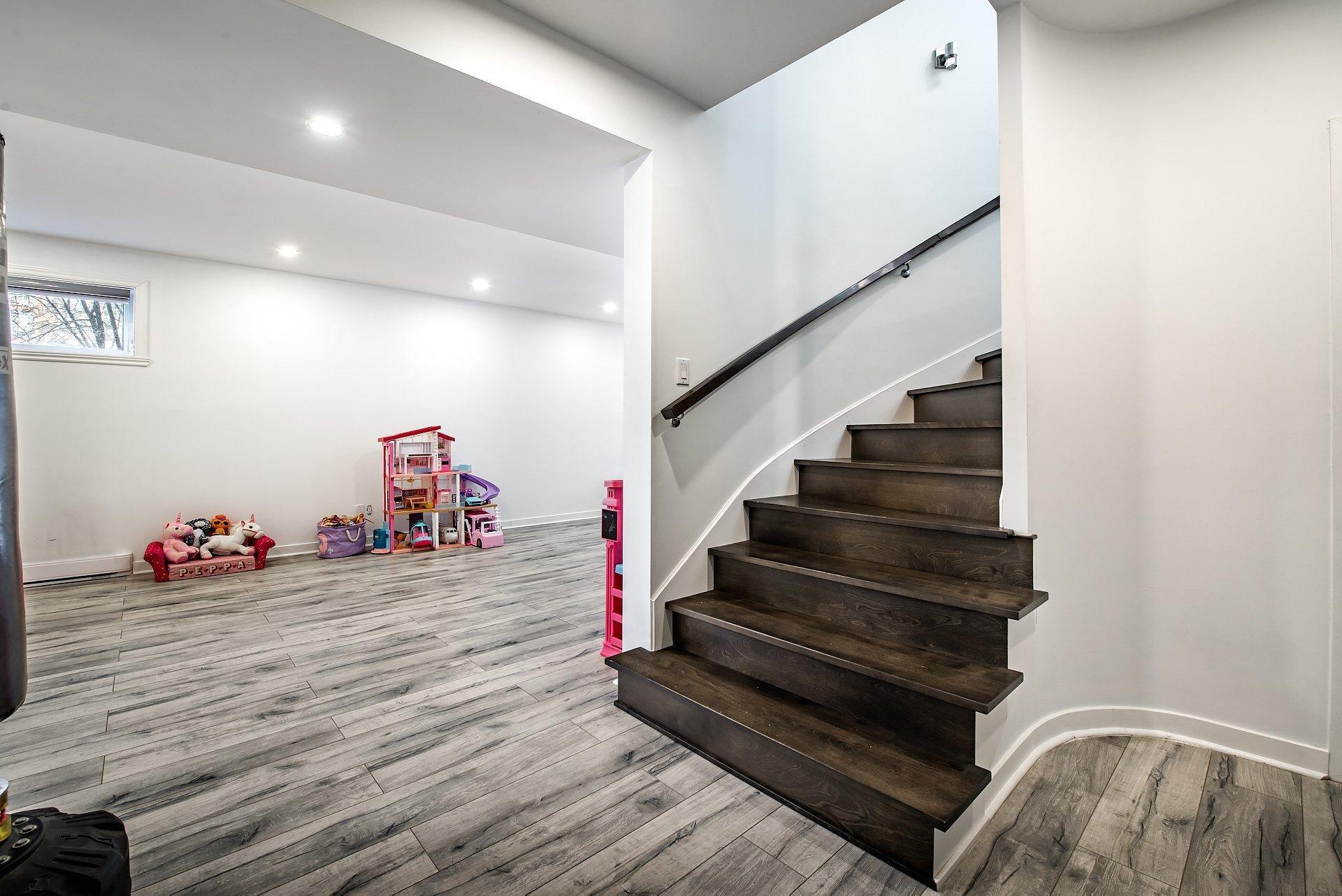 









5886


Av. Beethoven

,
Côte-Saint-Luc,




QC
H4W3C8

