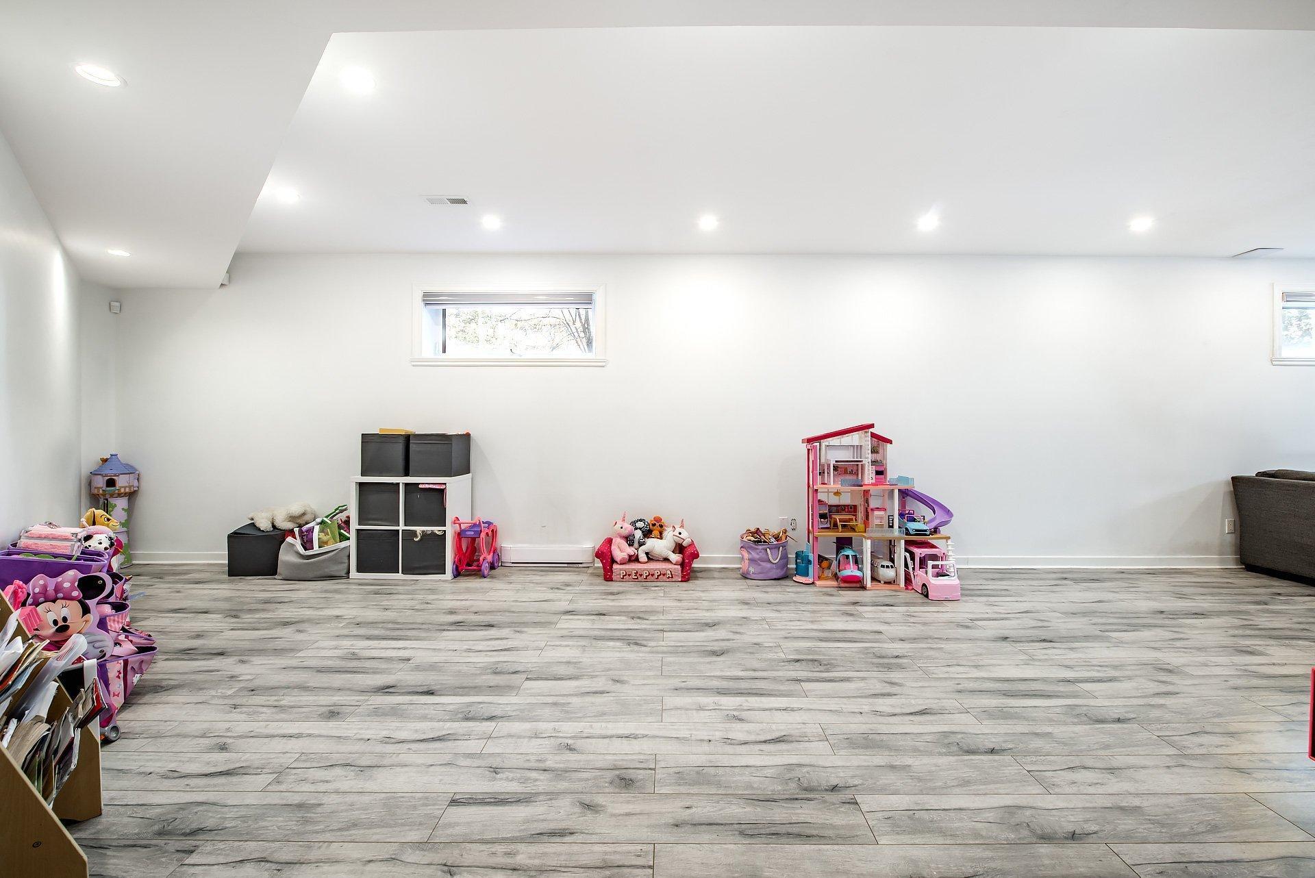 









5886


Av. Beethoven

,
Côte-Saint-Luc,




QC
H4W3C8

