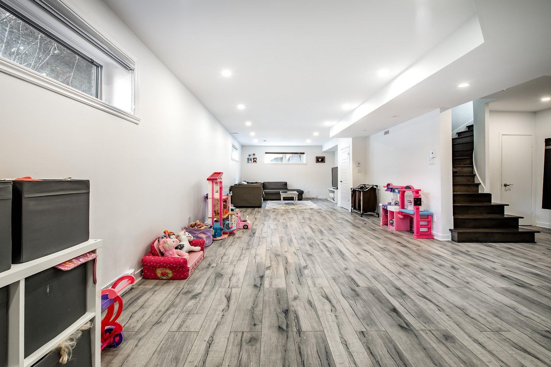 









5886


Av. Beethoven

,
Côte-Saint-Luc,




QC
H4W3C8

