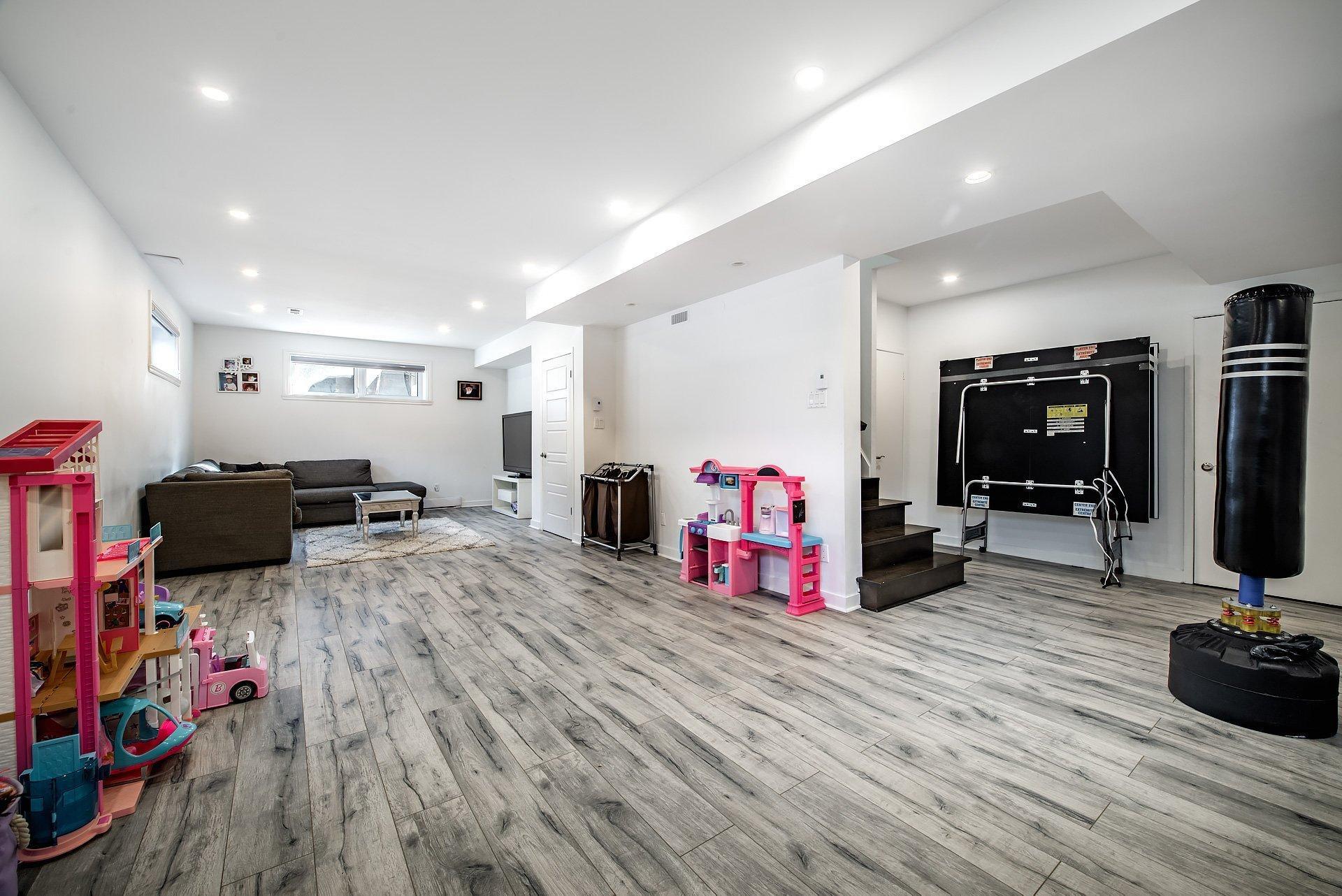 









5886


Av. Beethoven

,
Côte-Saint-Luc,




QC
H4W3C8

